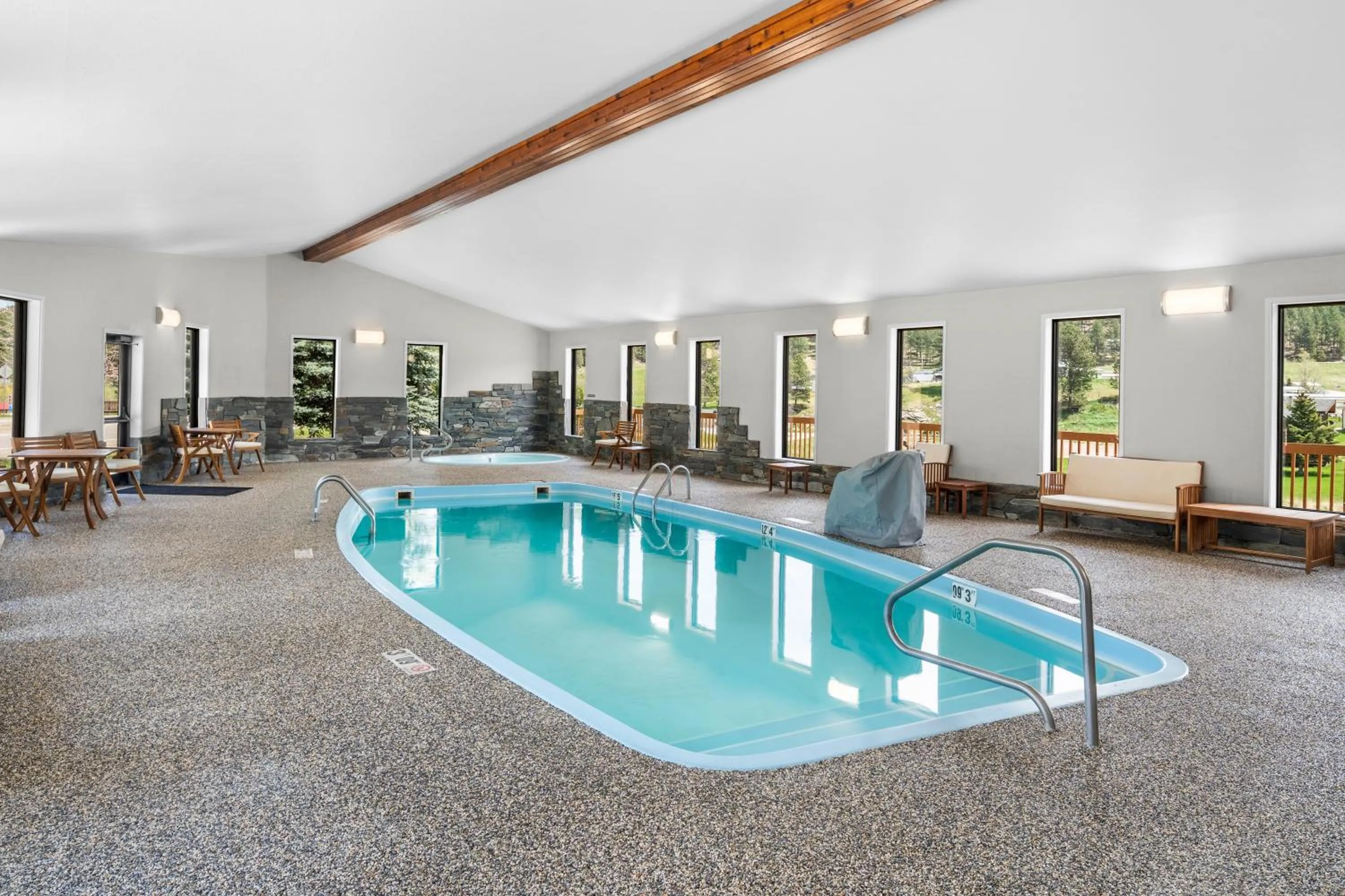 Swimming pool in EverSpring Inn & Suites