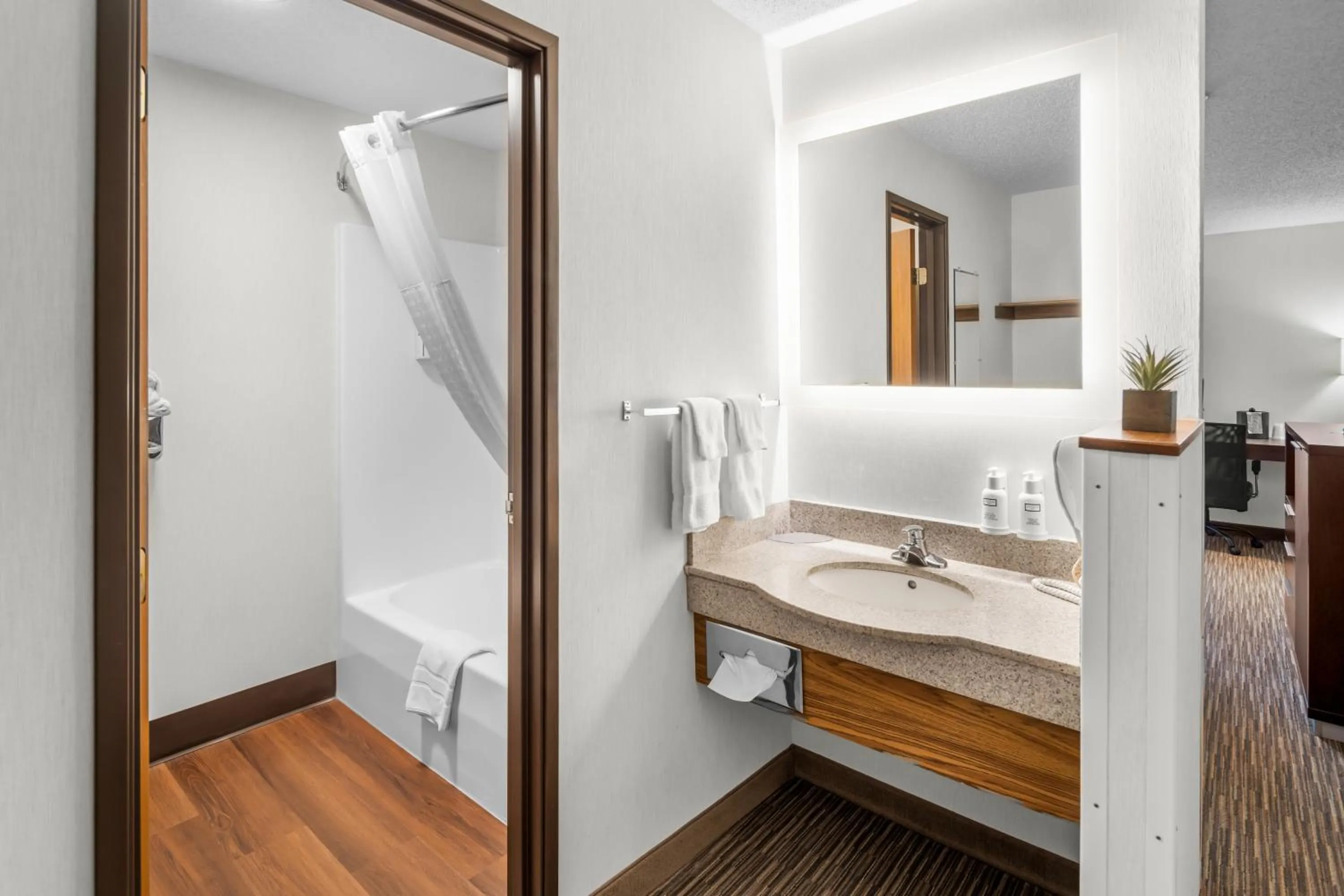 Bathroom, Bed in EverSpring Inn & Suites