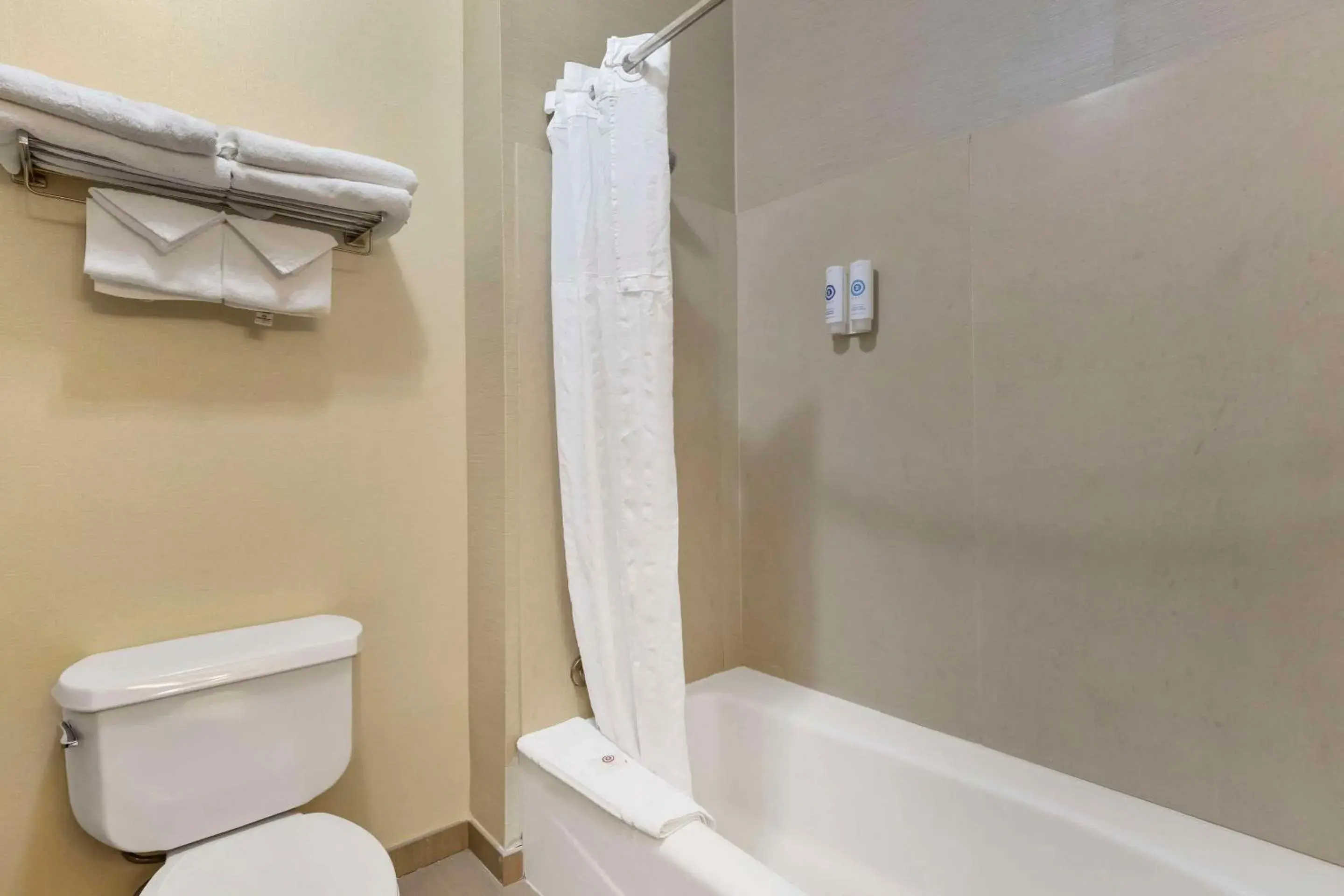 Bedroom in Comfort Inn & Suites Bedroom in Comfort Inn & Suites