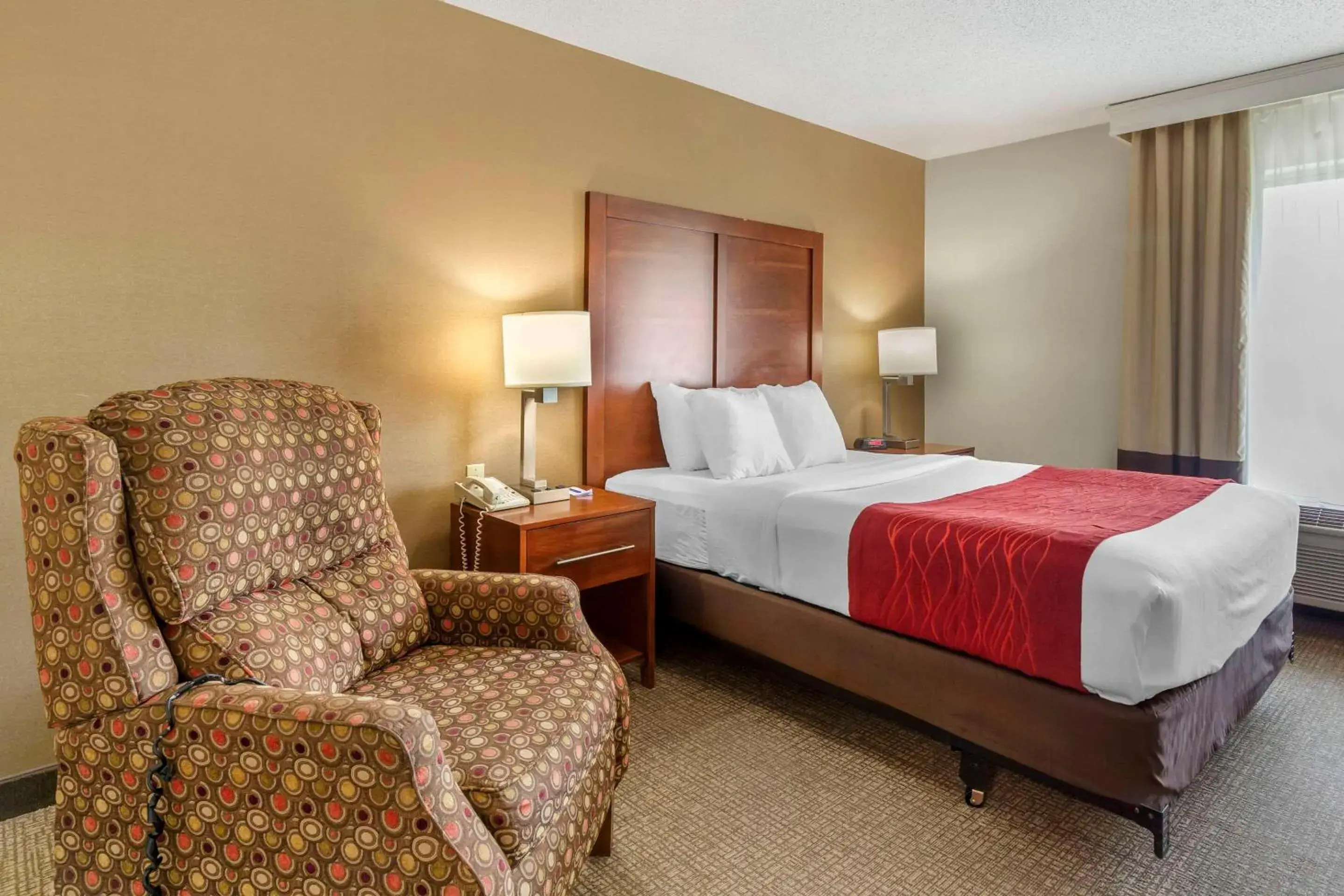 Bedroom, Bed in Comfort Inn & Suites Bedroom, Bed in Comfort Inn & Suites