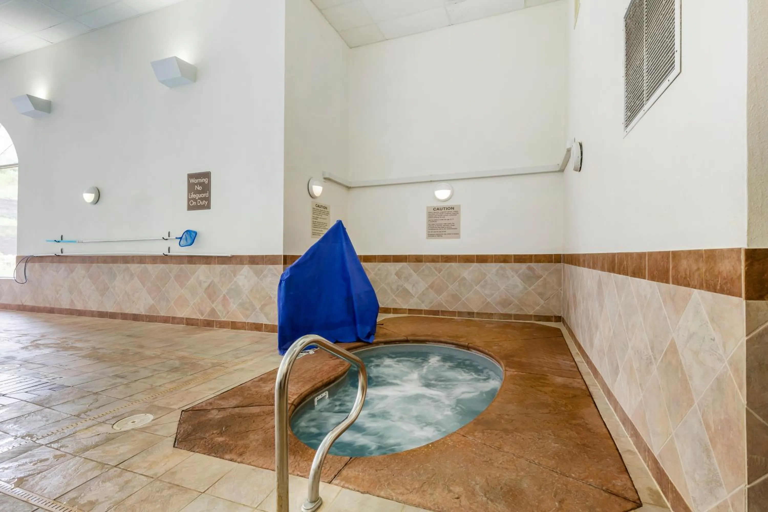 Hot Tub in Comfort Inn & Suites