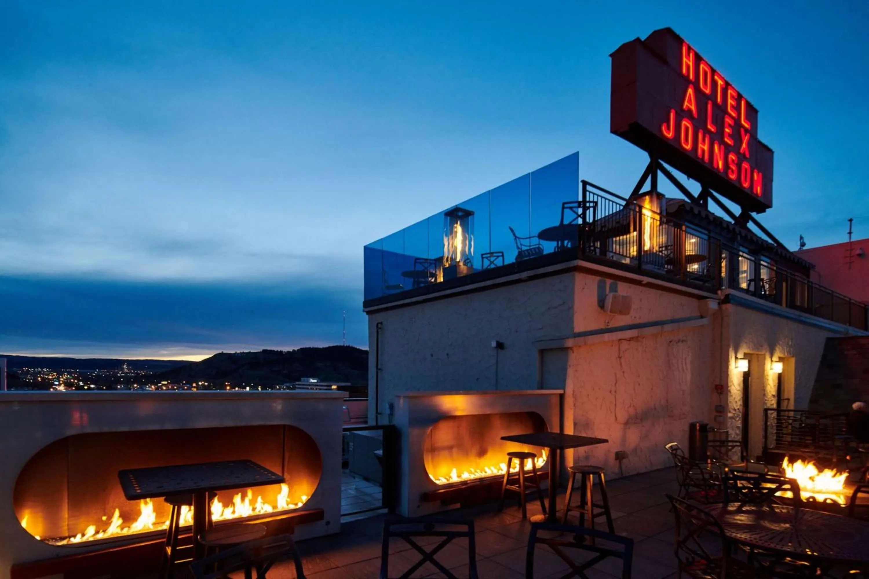 Lounge or bar in Hotel Alex Johnson Rapid City, Curio Collection by Hilton