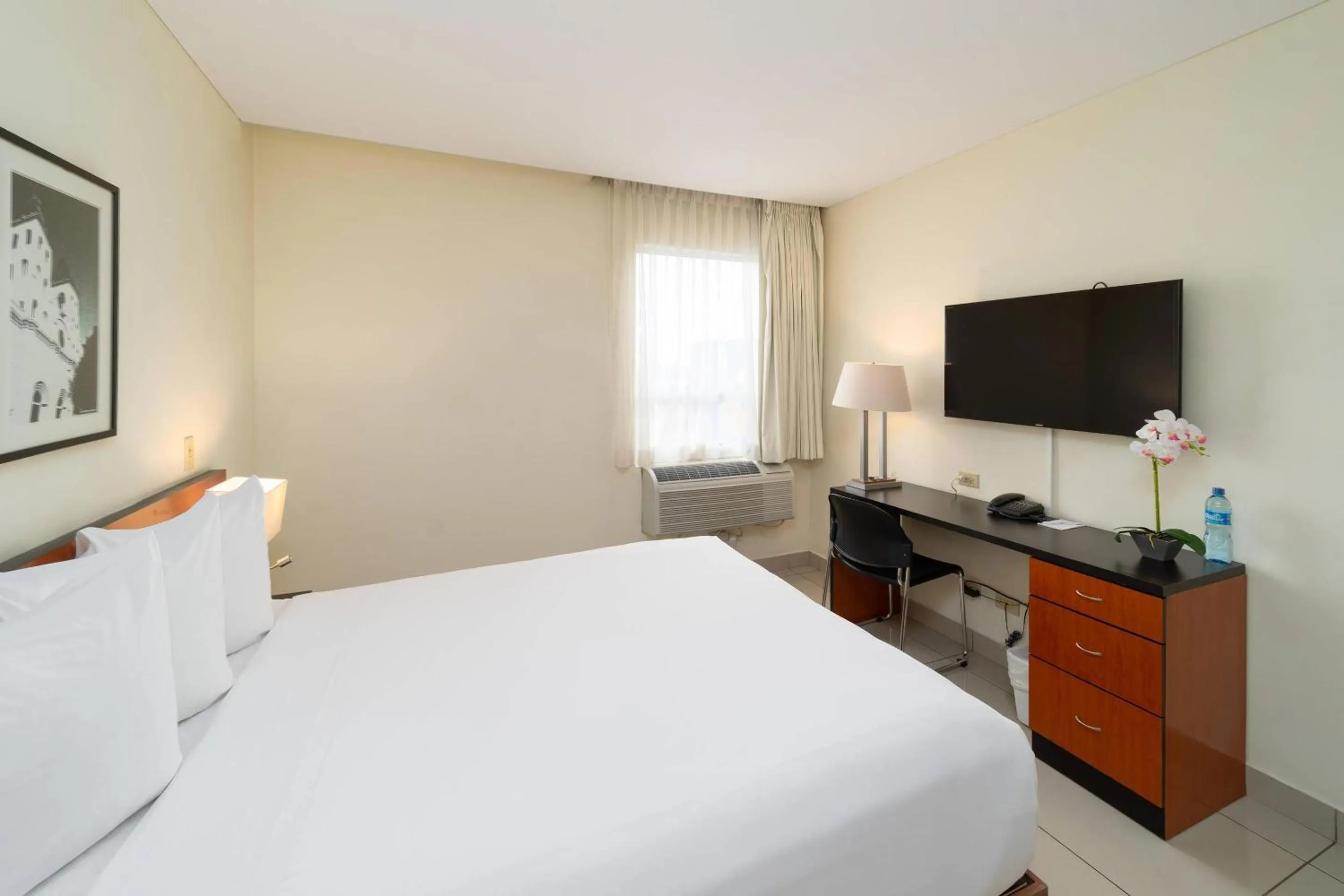 Bedroom, Bed in Comfort Inn Real San Miguel