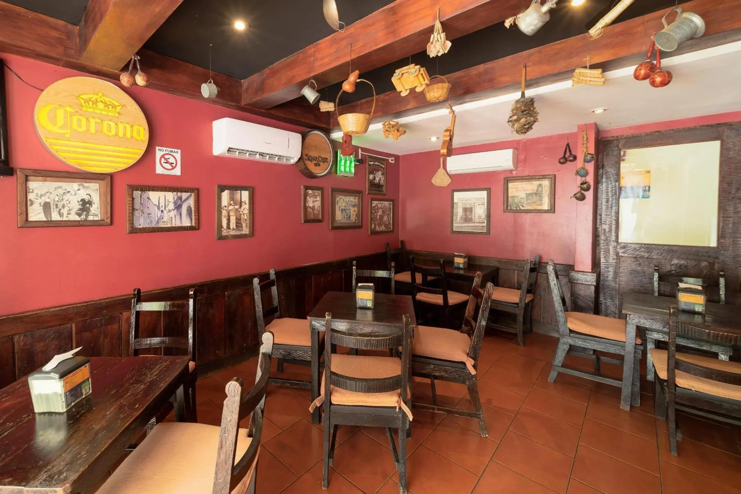 Lounge or bar in Comfort Inn Real San Miguel Lounge or bar in Comfort Inn Real San Miguel