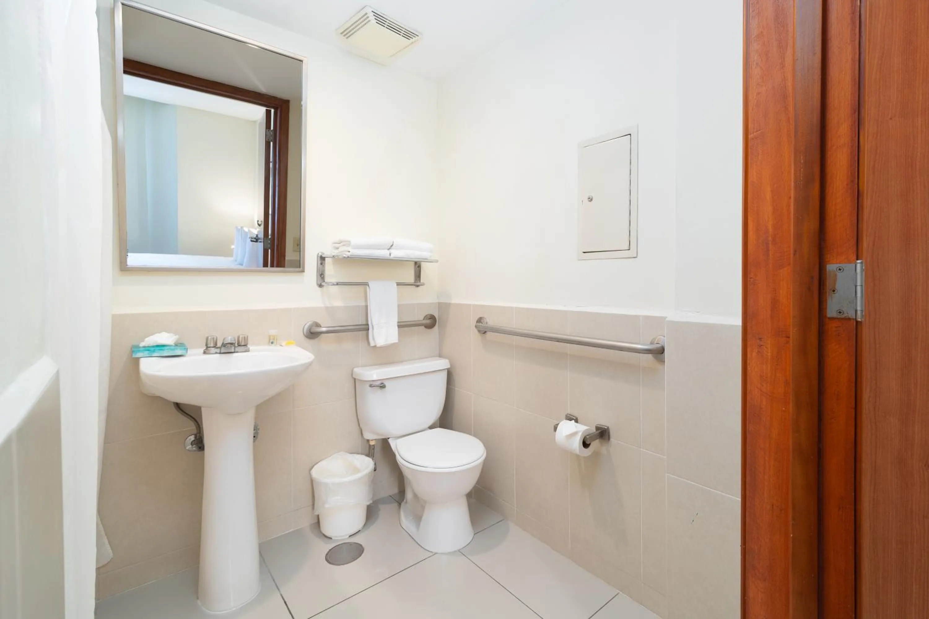 Toilet in Comfort Inn Real San Miguel