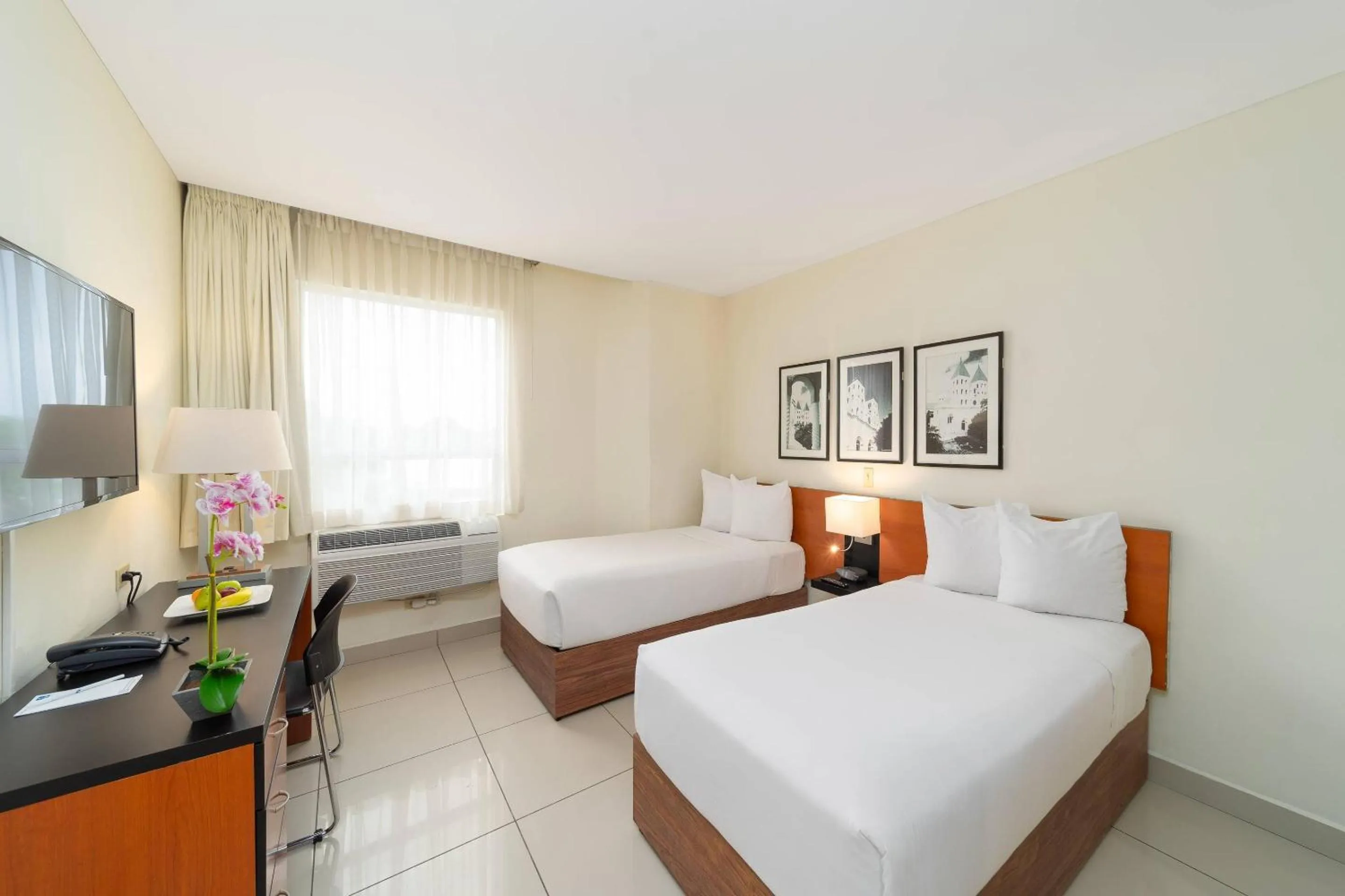 Bedroom, Bed in Comfort Inn Real San Miguel