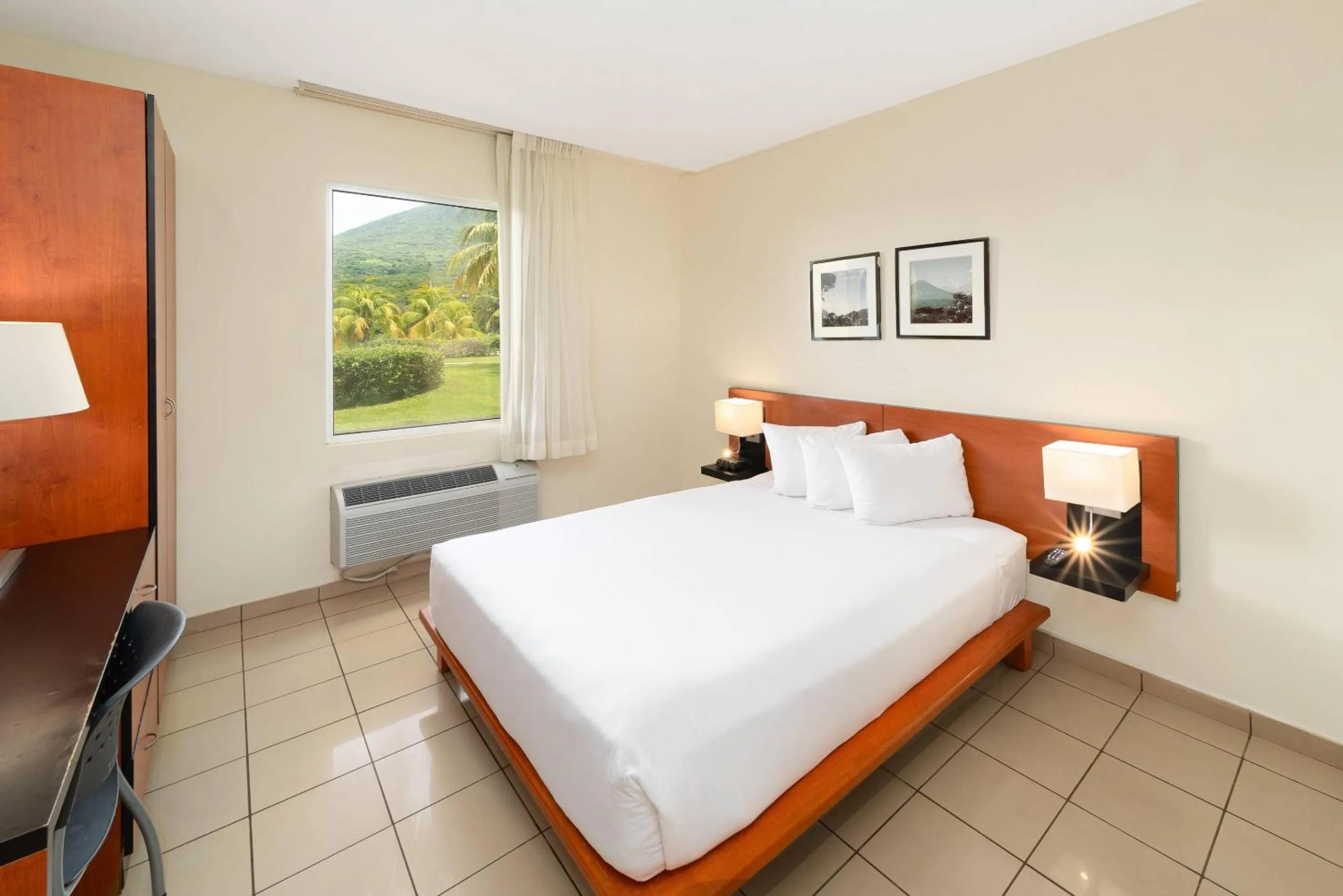 Bedroom, Bed in Comfort Inn Real La Union