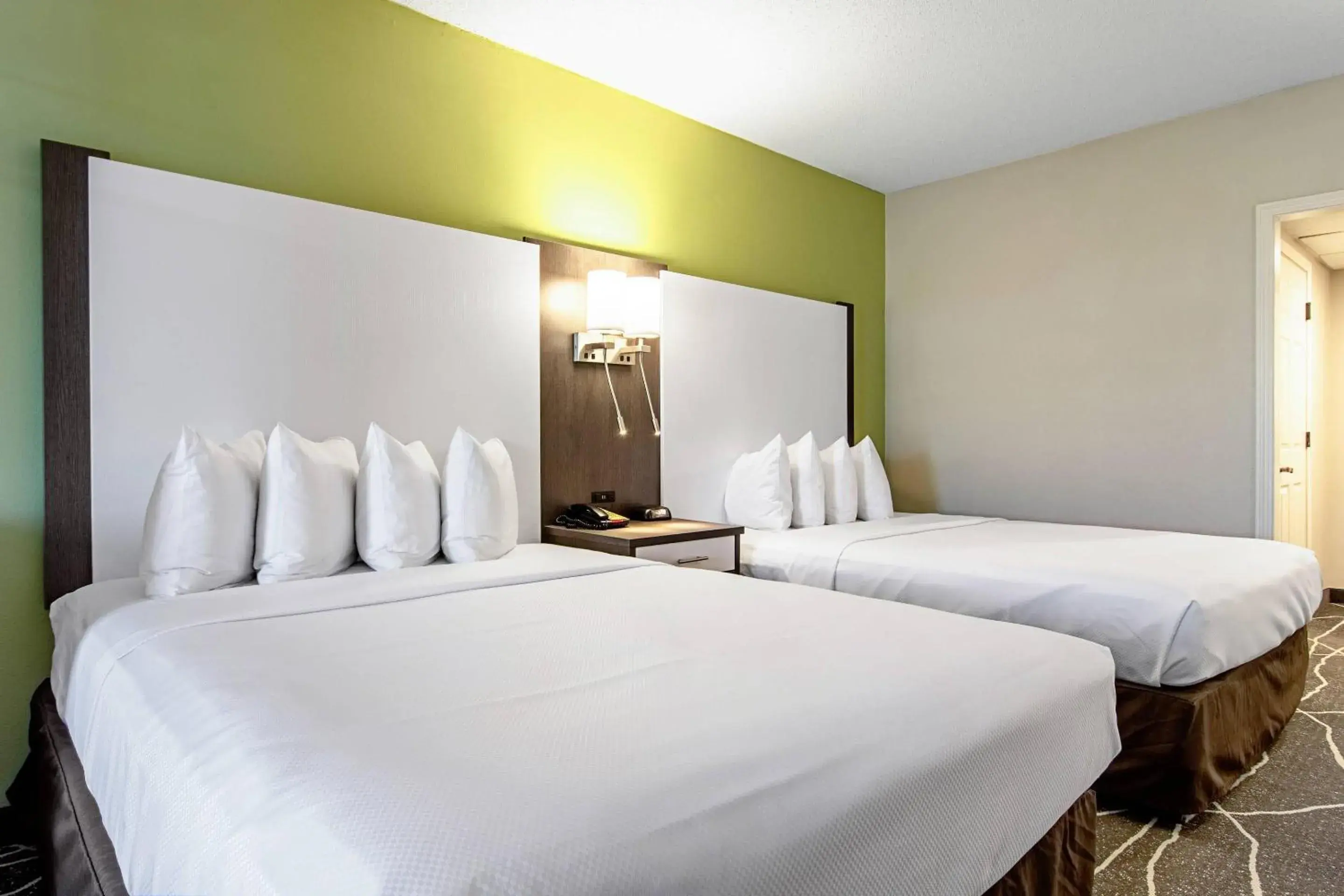 Bedroom, Bed in Clarion Inn Willow River Bedroom, Bed in Clarion Inn Willow River