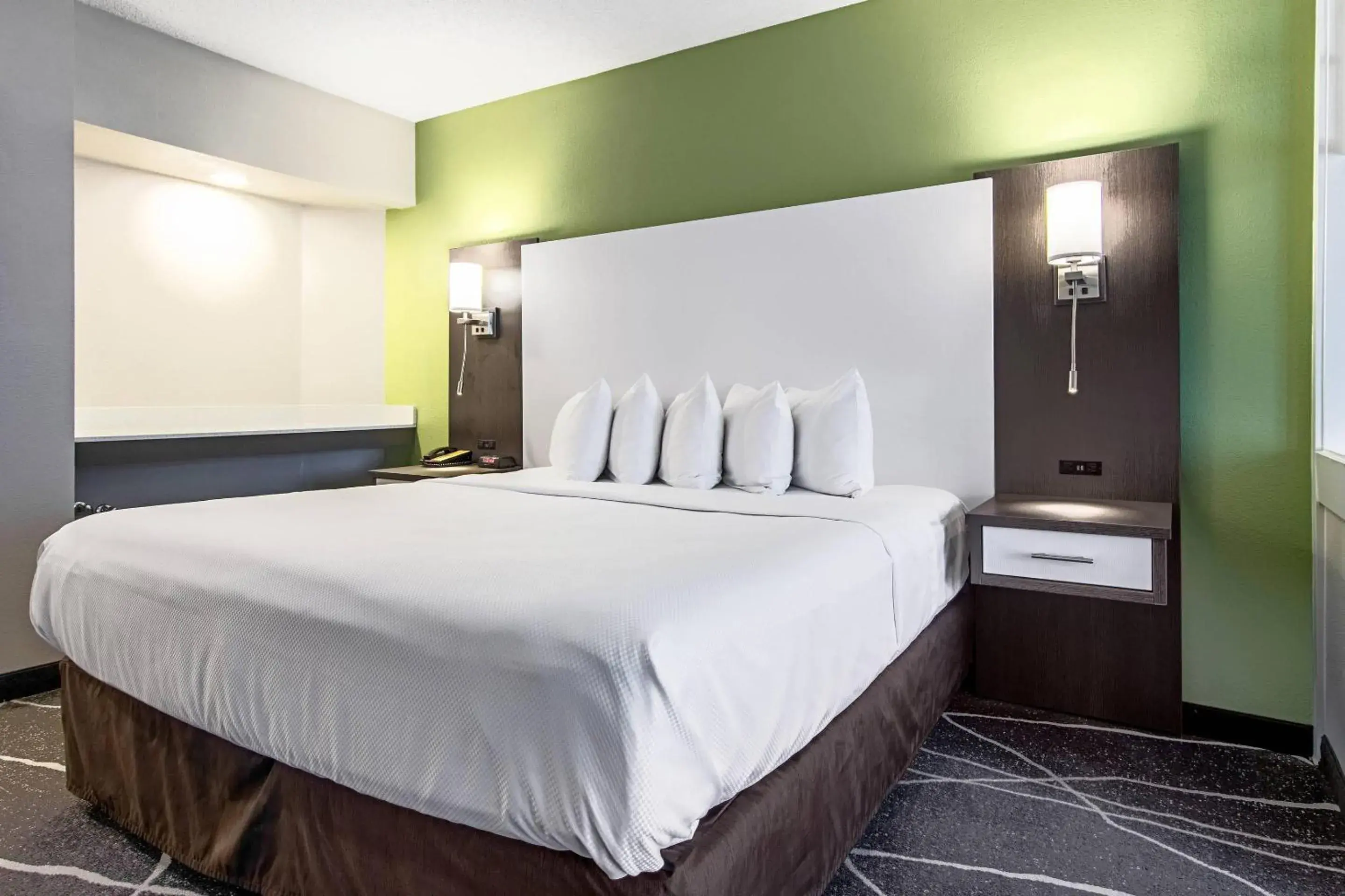 Bedroom, Bed in Clarion Inn Willow River Bedroom, Bed in Clarion Inn Willow River