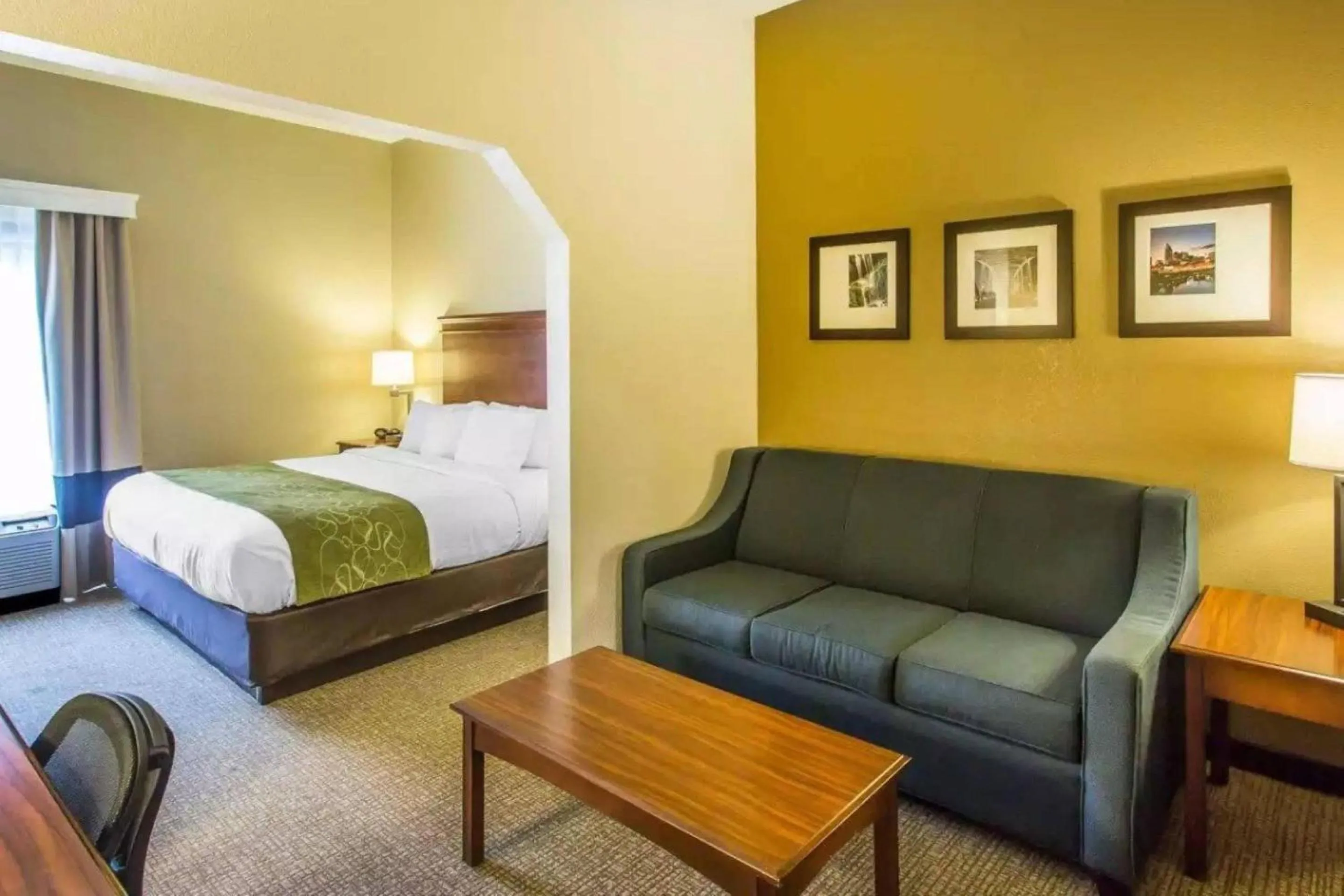 Bedroom, Bed in Comfort Suites Cookeville