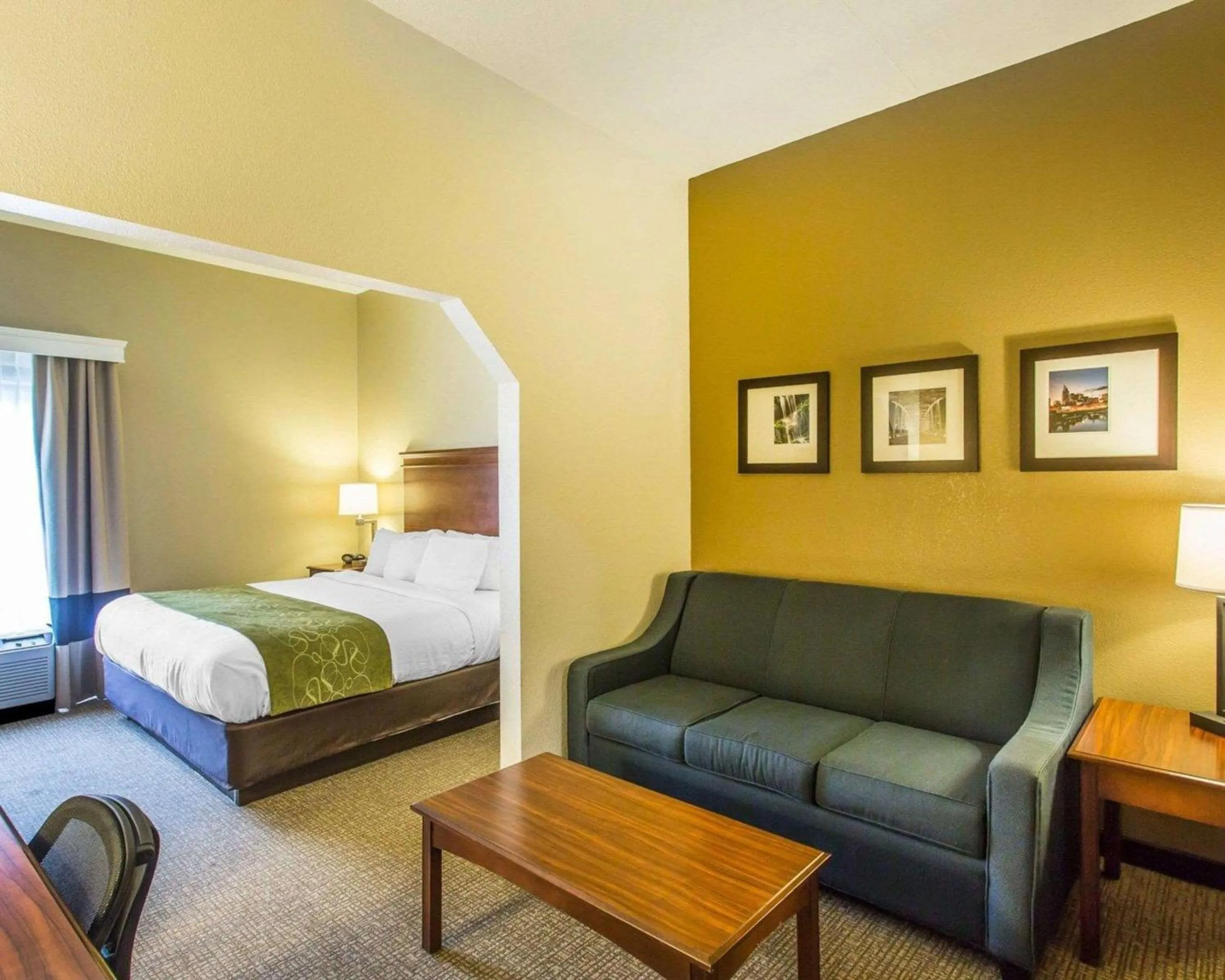 Bedroom, Bed in Comfort Suites Cookeville