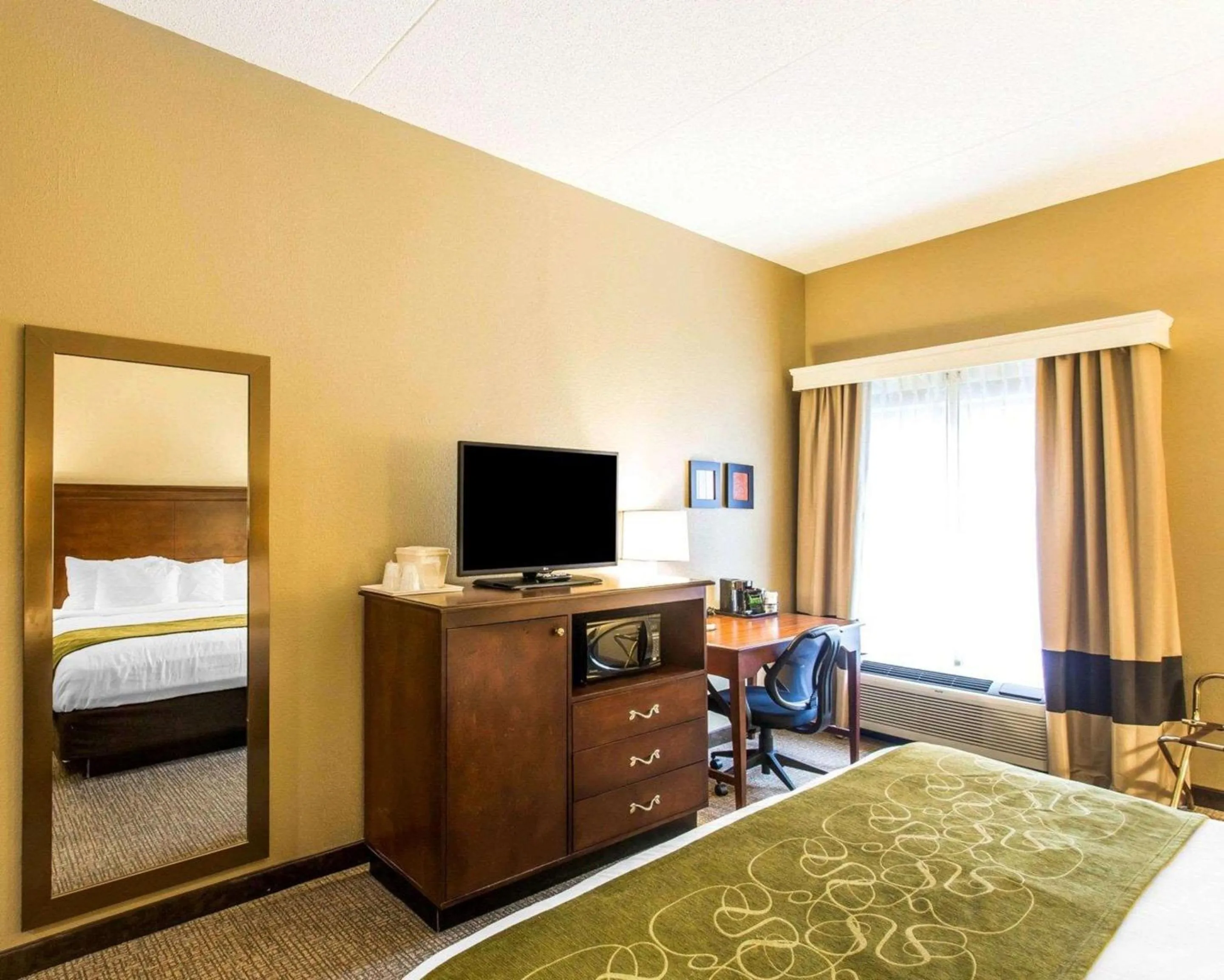 Bedroom, Bed in Comfort Suites Cookeville