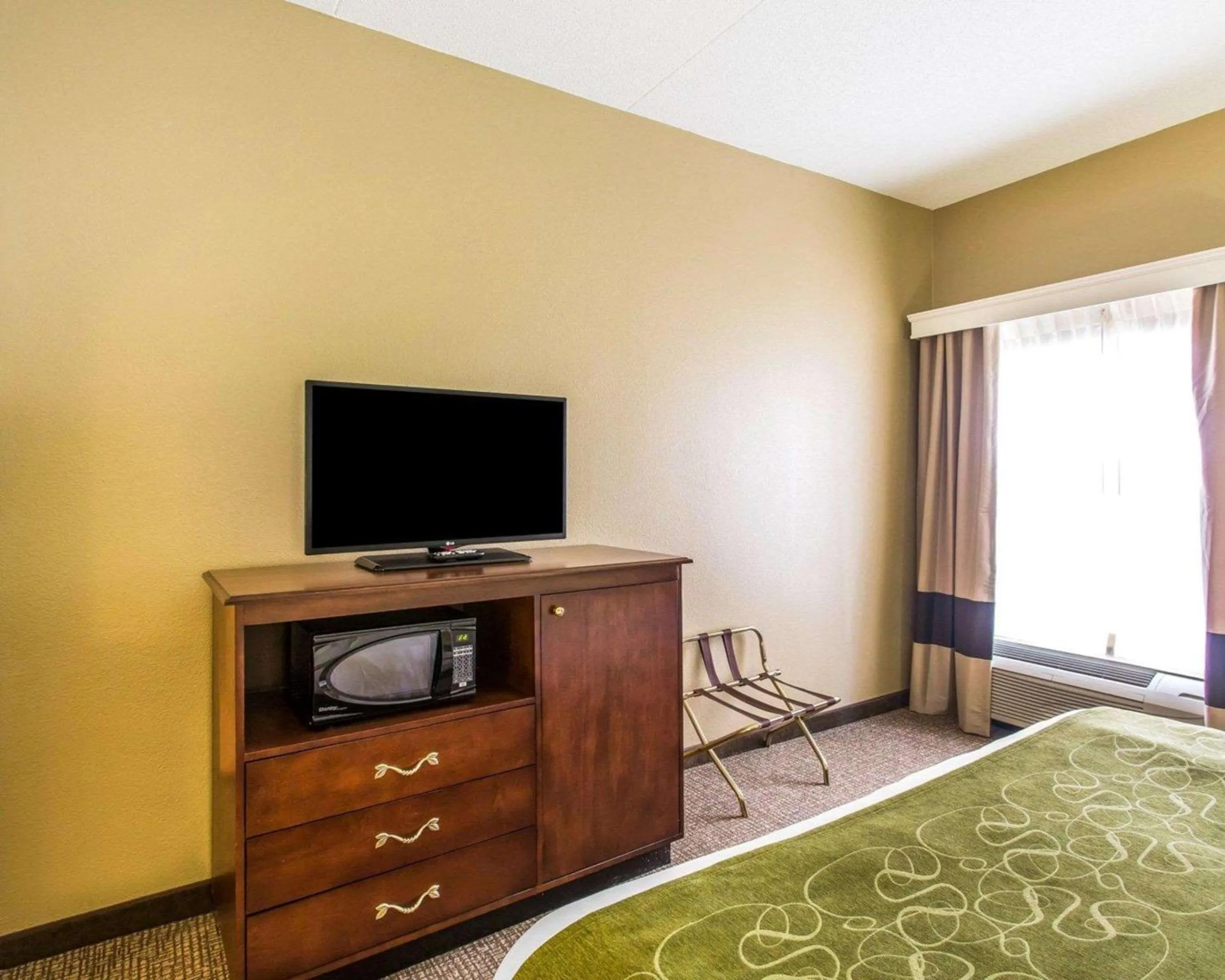 Bedroom, Bed in Comfort Suites Cookeville