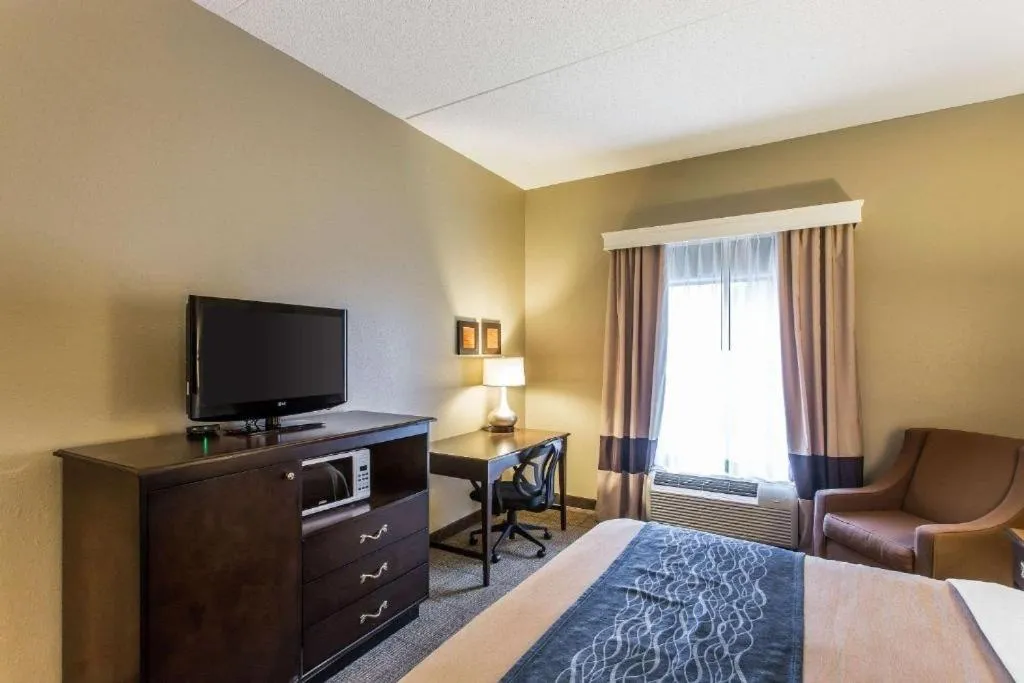 Bedroom, Bed in Comfort Suites Cookeville