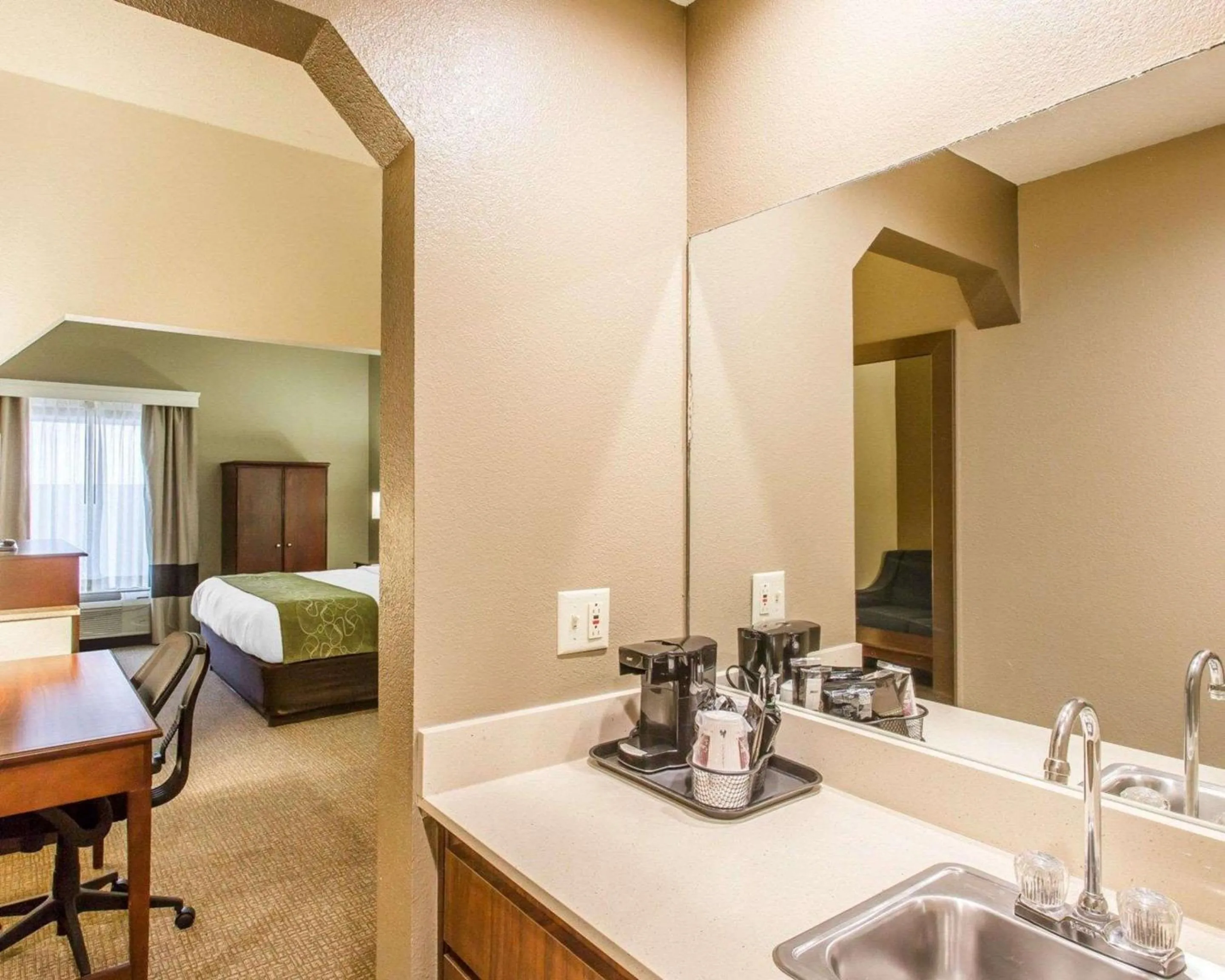 Bedroom, Bed in Comfort Suites Cookeville