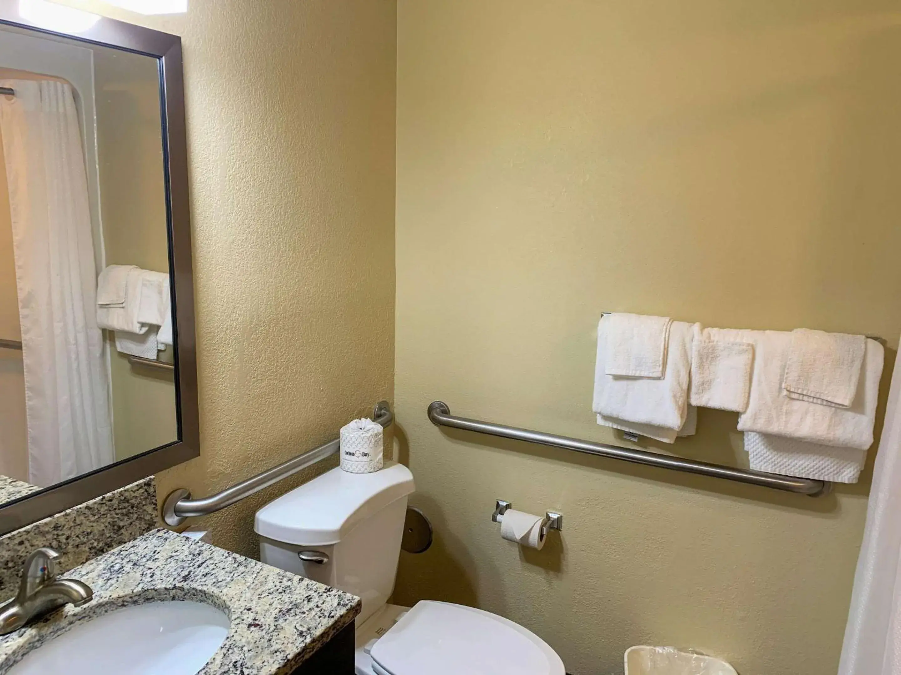 Bedroom in MainStay Suites Brentwood-Nashville Bedroom in MainStay Suites Brentwood-Nashville