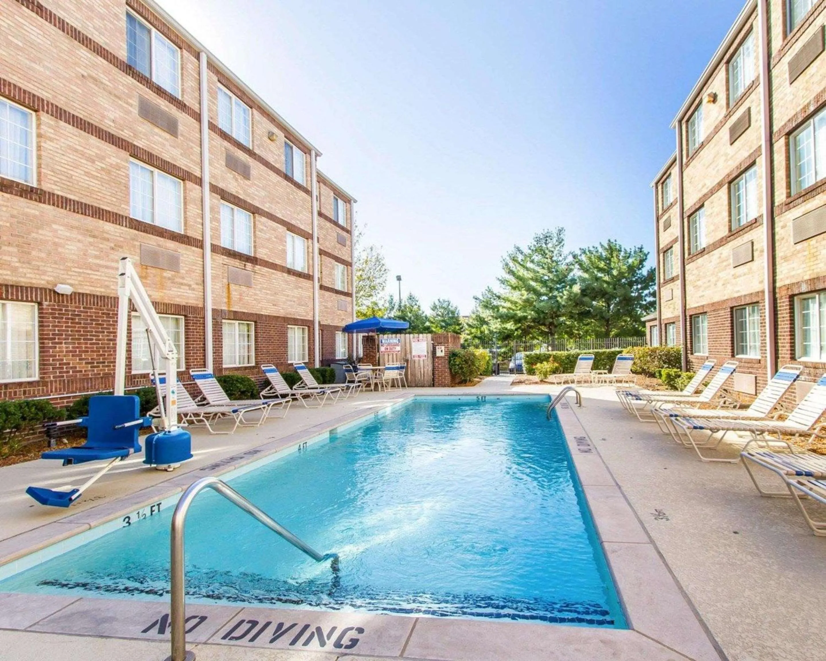 Swimming pool in MainStay Suites Brentwood-Nashville