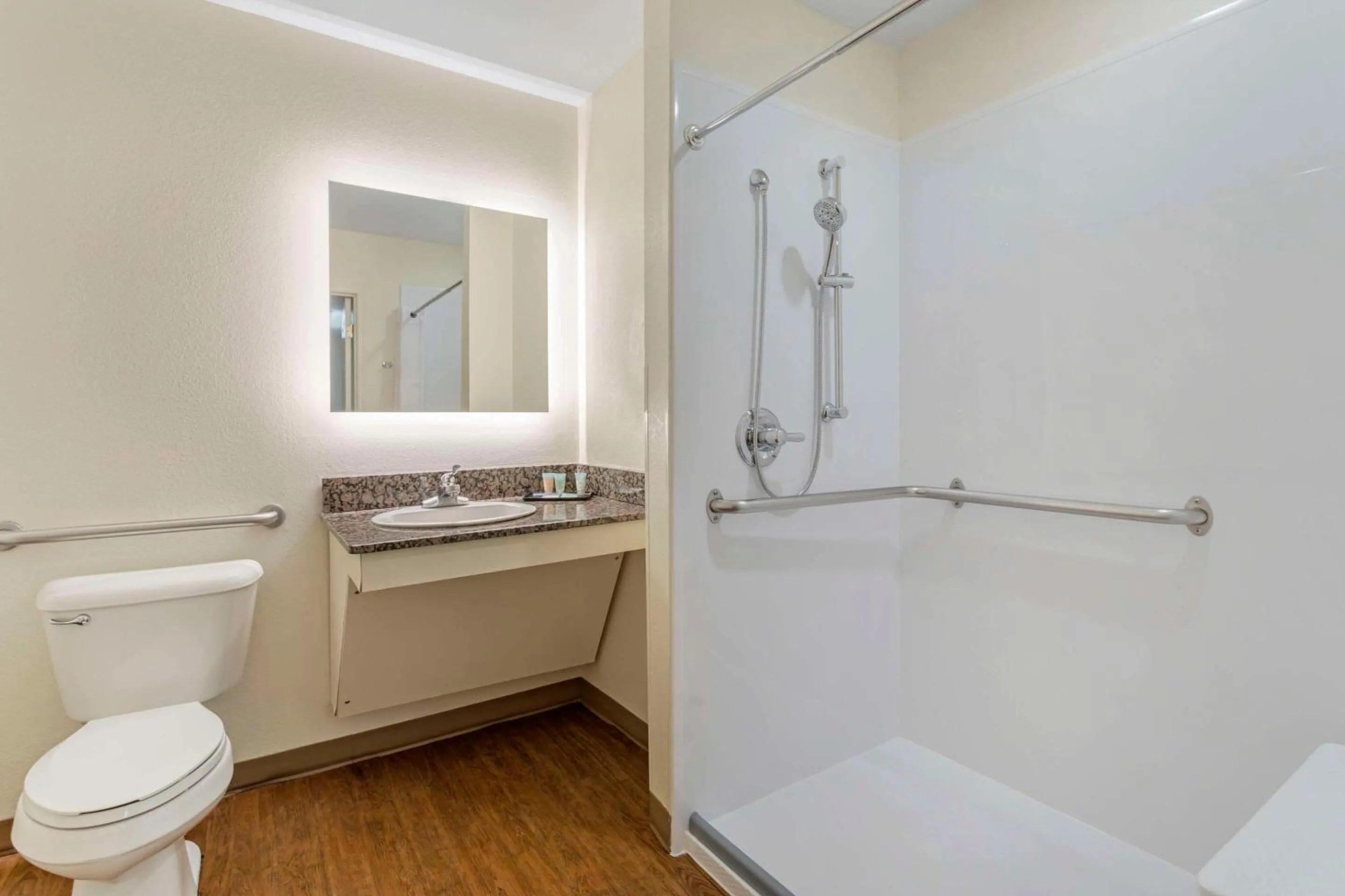 Bedroom in LeConte Hotel & Convention Center, an Ascend Collection Hotel