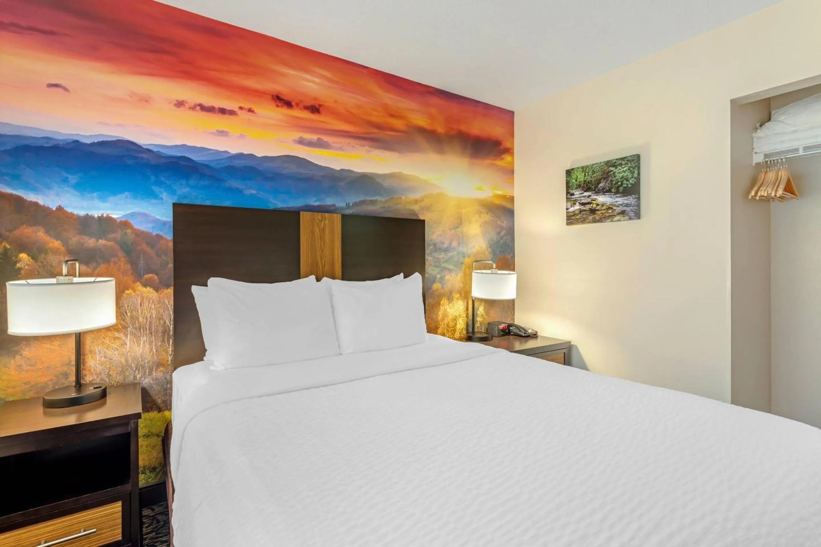Bedroom, Bed in LeConte Hotel & Convention Center, an Ascend Collection Hotel