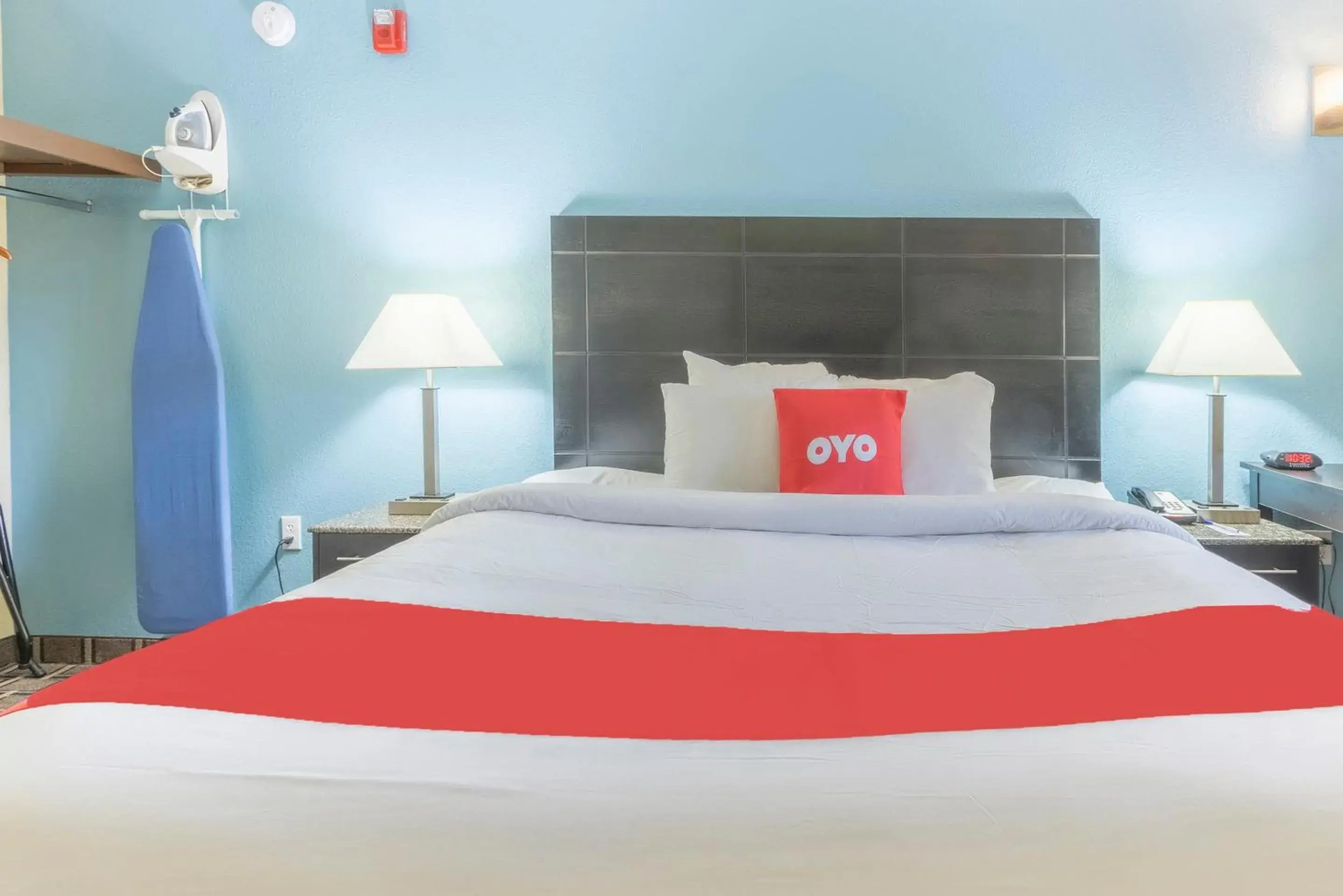 Bedroom, Bed in OYO Hotel Knoxville TN Cedar Bluff I-40 Bedroom, Bed in OYO Hotel Knoxville TN Cedar Bluff I-40