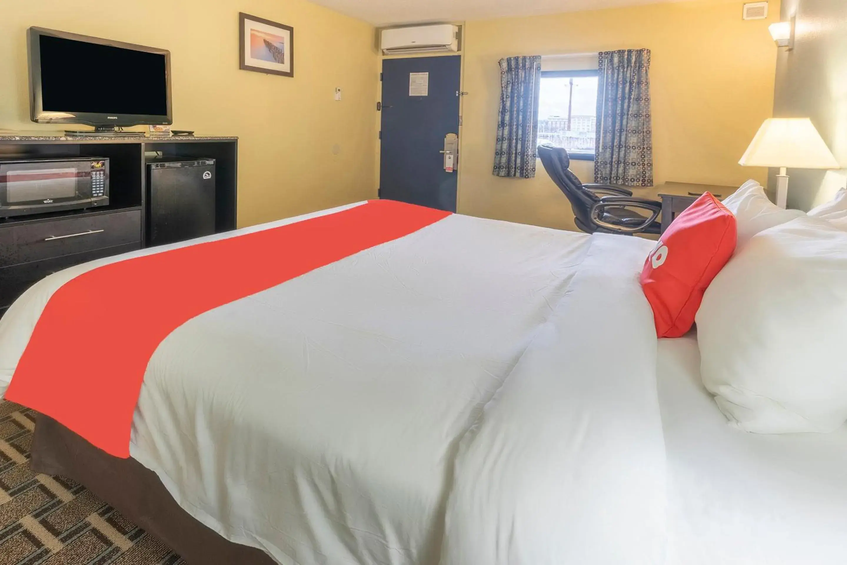 Bedroom, Bed in OYO Hotel Knoxville TN Cedar Bluff I-40 Bedroom, Bed in OYO Hotel Knoxville TN Cedar Bluff I-40