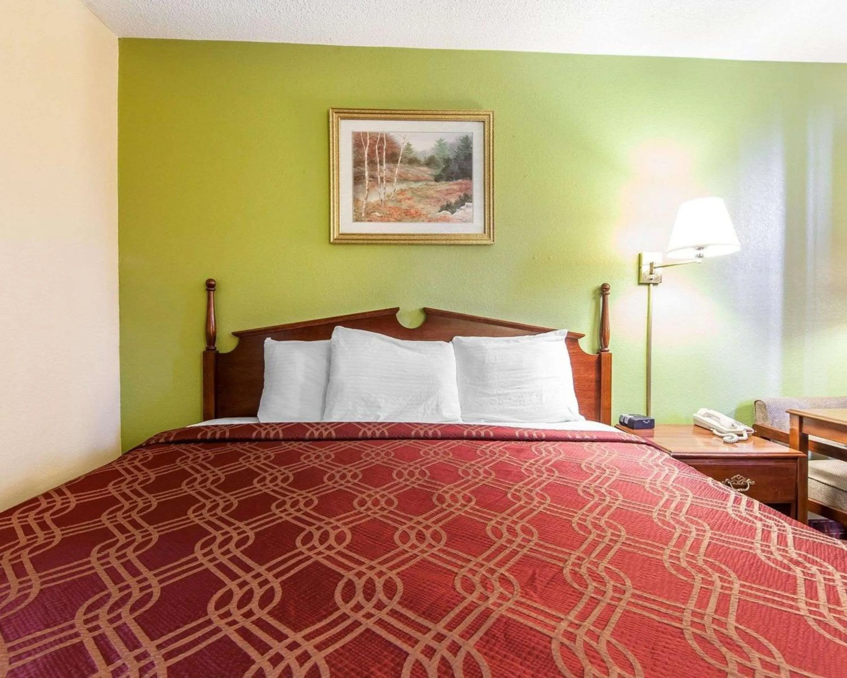 Photo of the whole room in Econo Lodge Cleveland