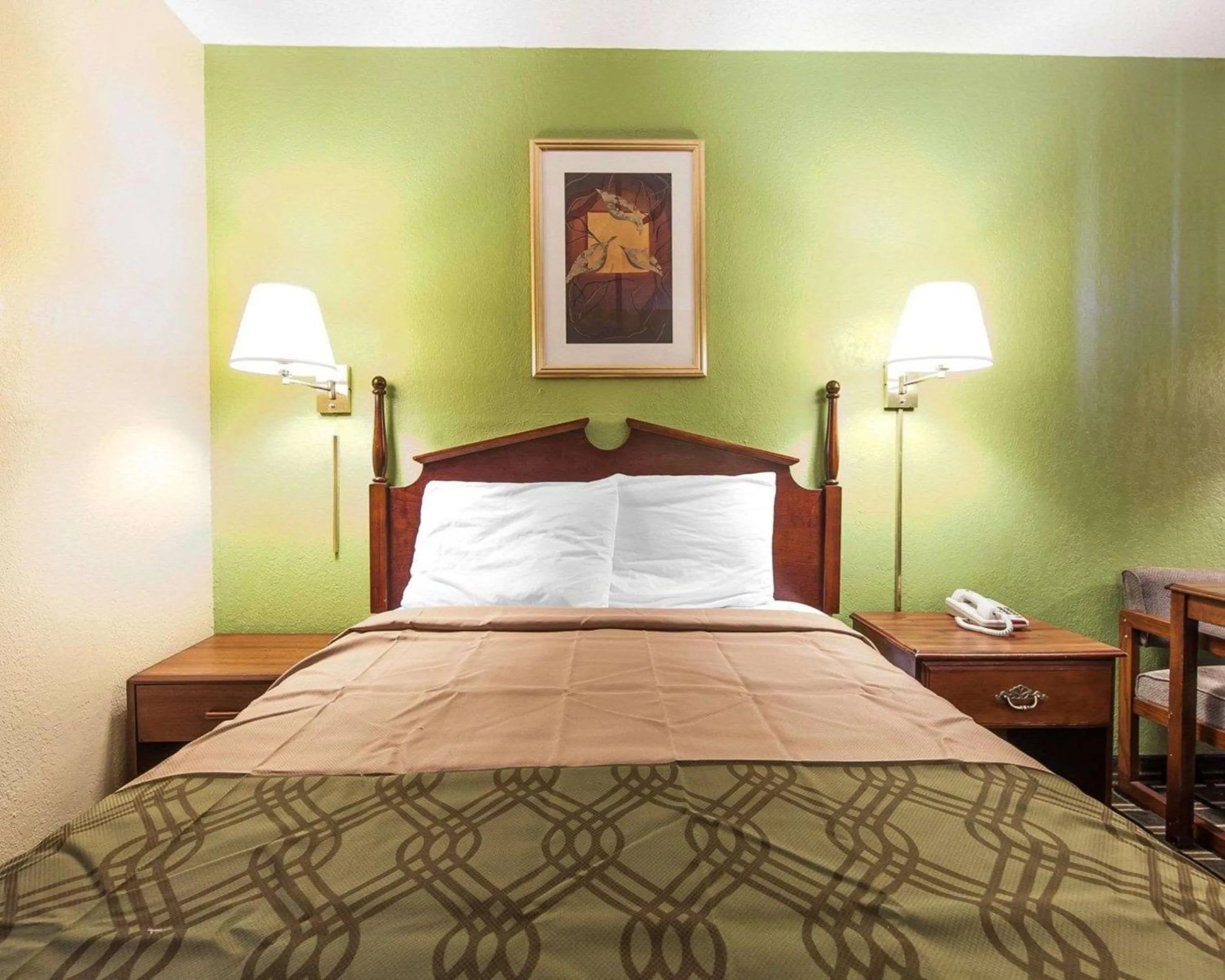 Photo of the whole room in Econo Lodge Cleveland