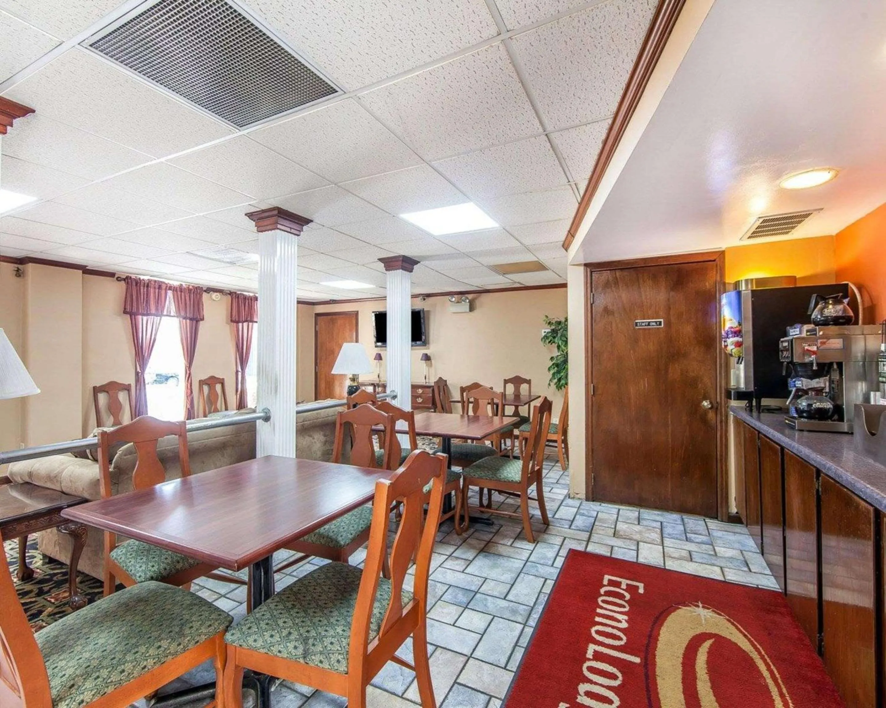 Restaurant/Places to Eat in Econo Lodge Cleveland