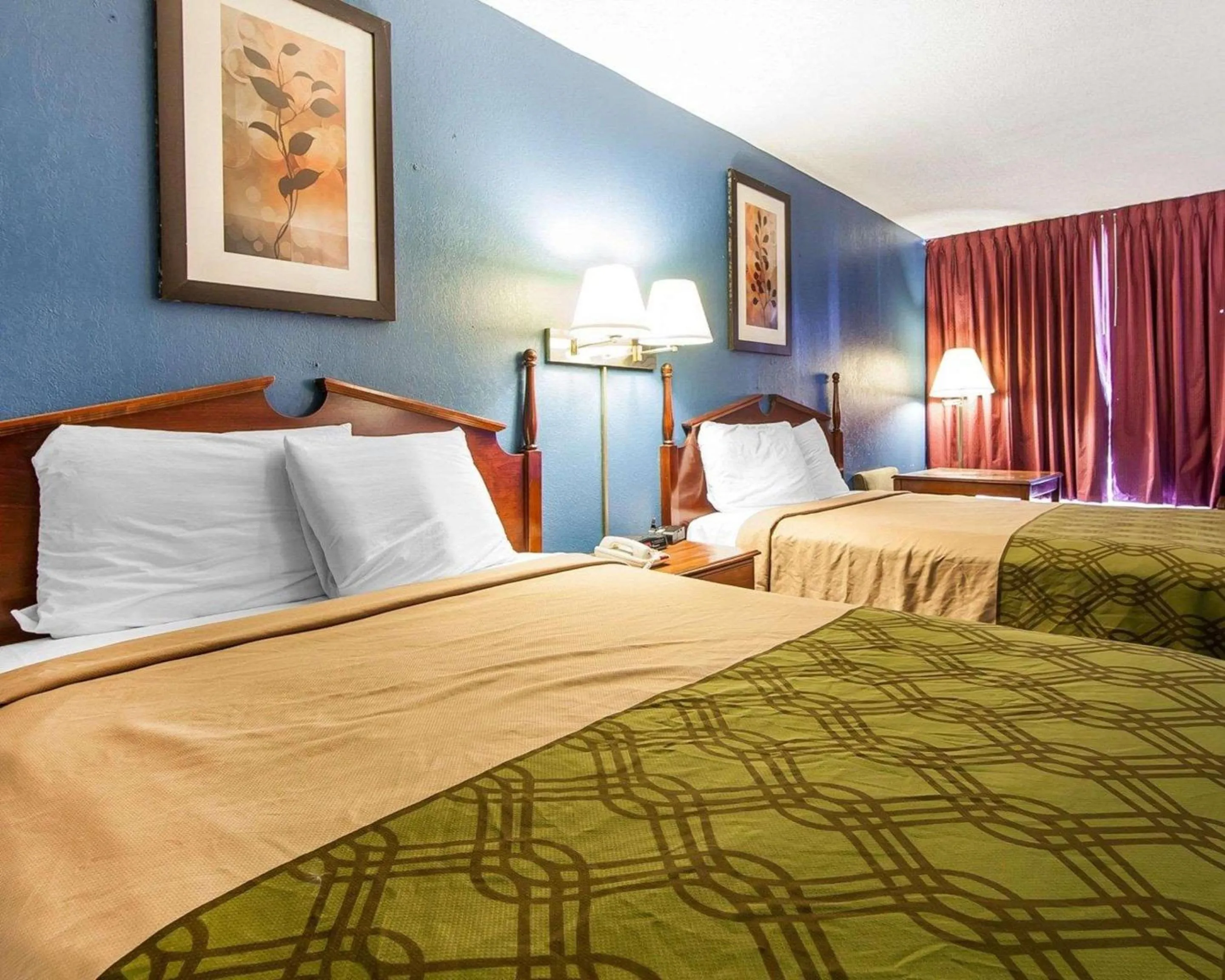 Photo of the whole room in Econo Lodge Cleveland