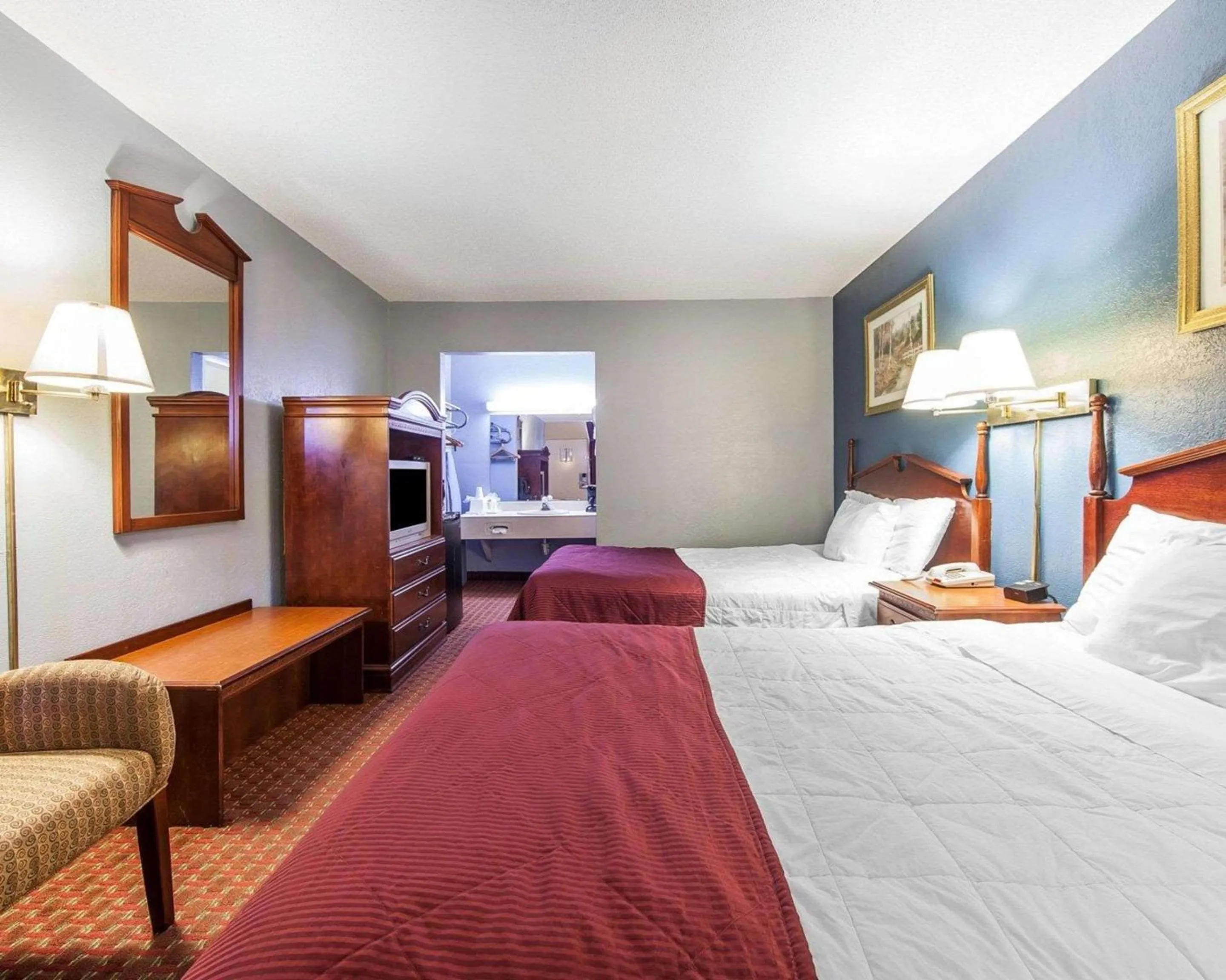 Photo of the whole room in Econo Lodge Cleveland