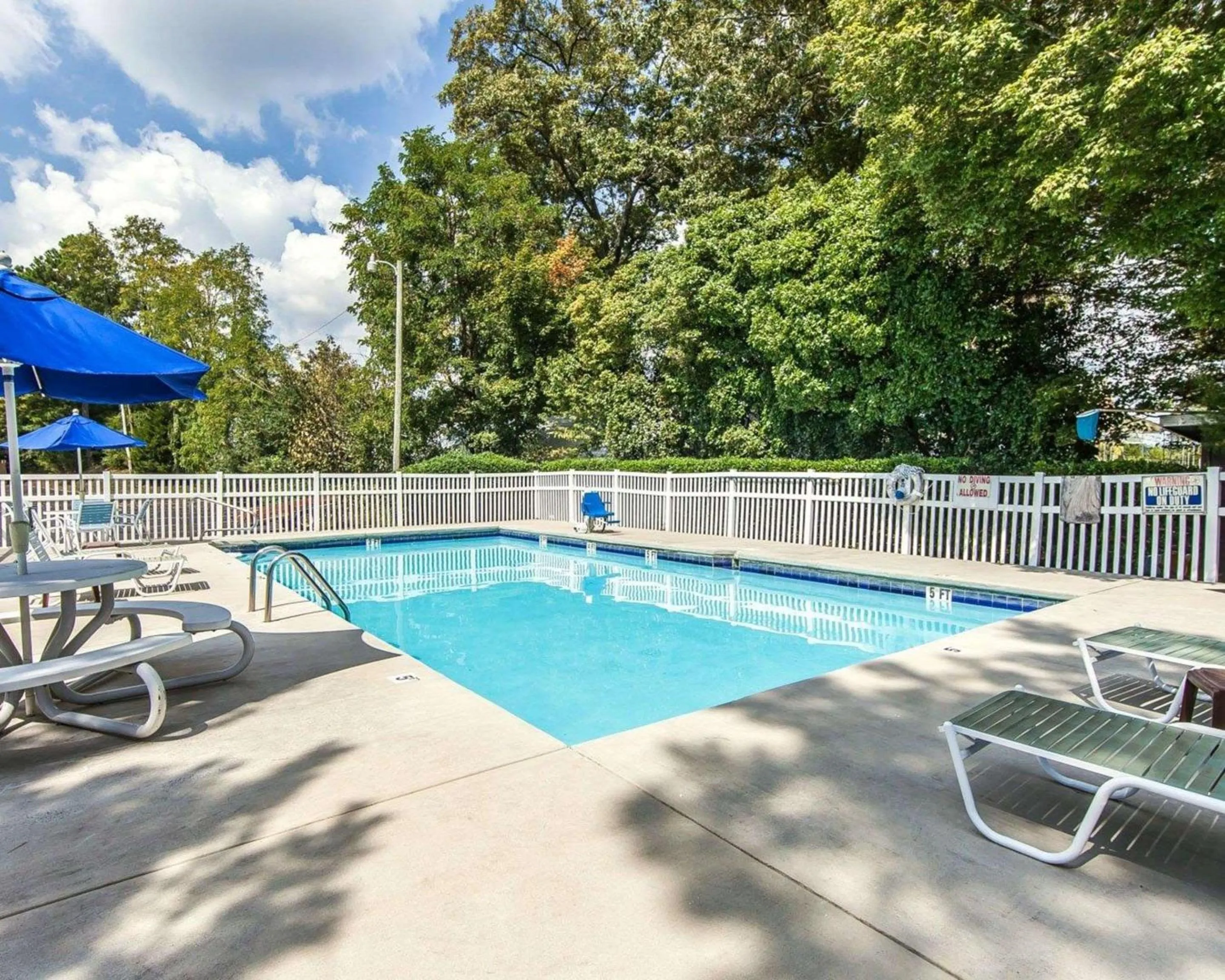 On site, Swimming Pool in Econo Lodge Cleveland