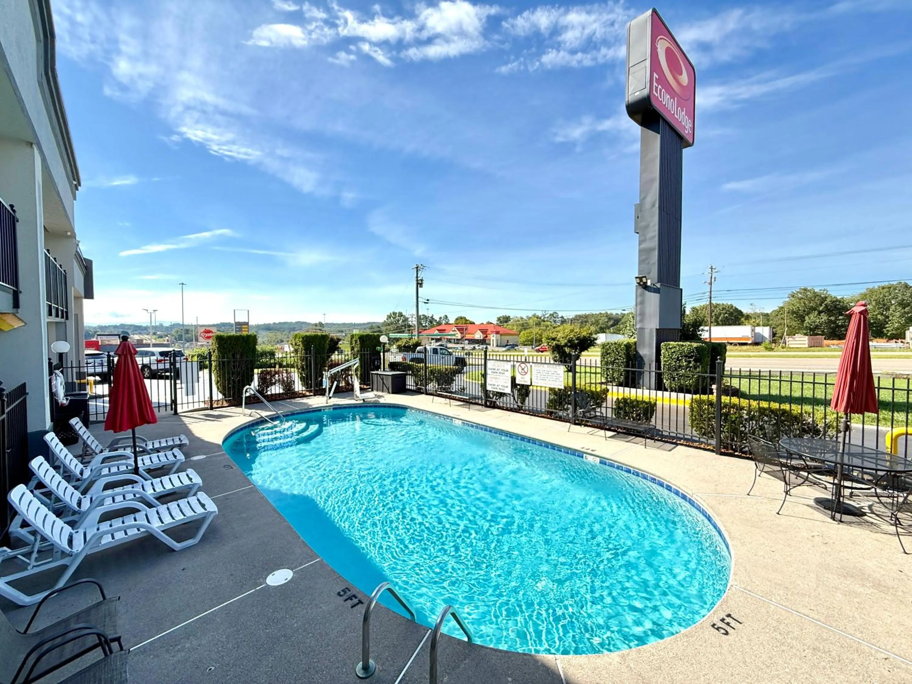 Swimming pool in Econo Lodge