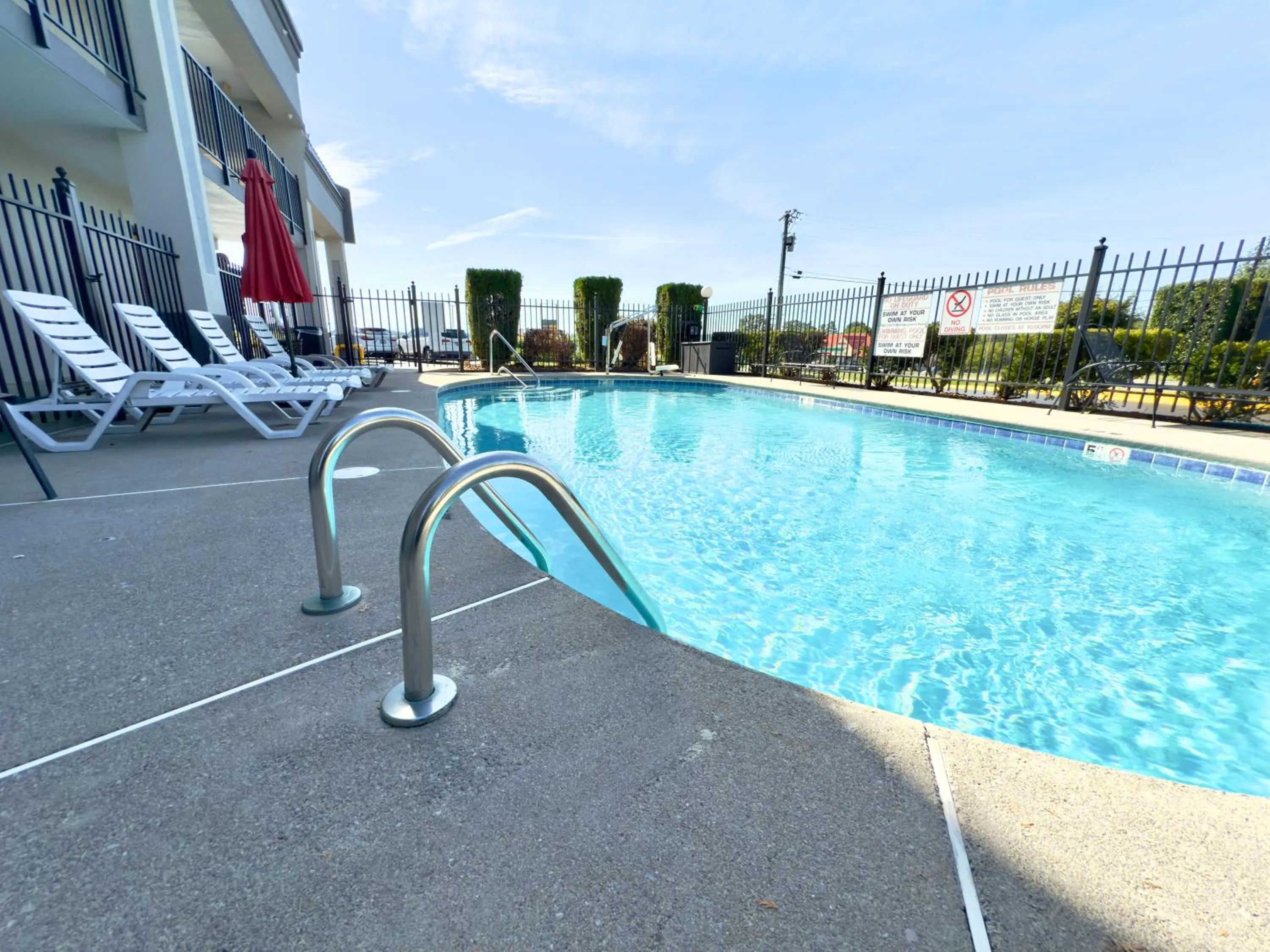 Swimming pool in Econo Lodge