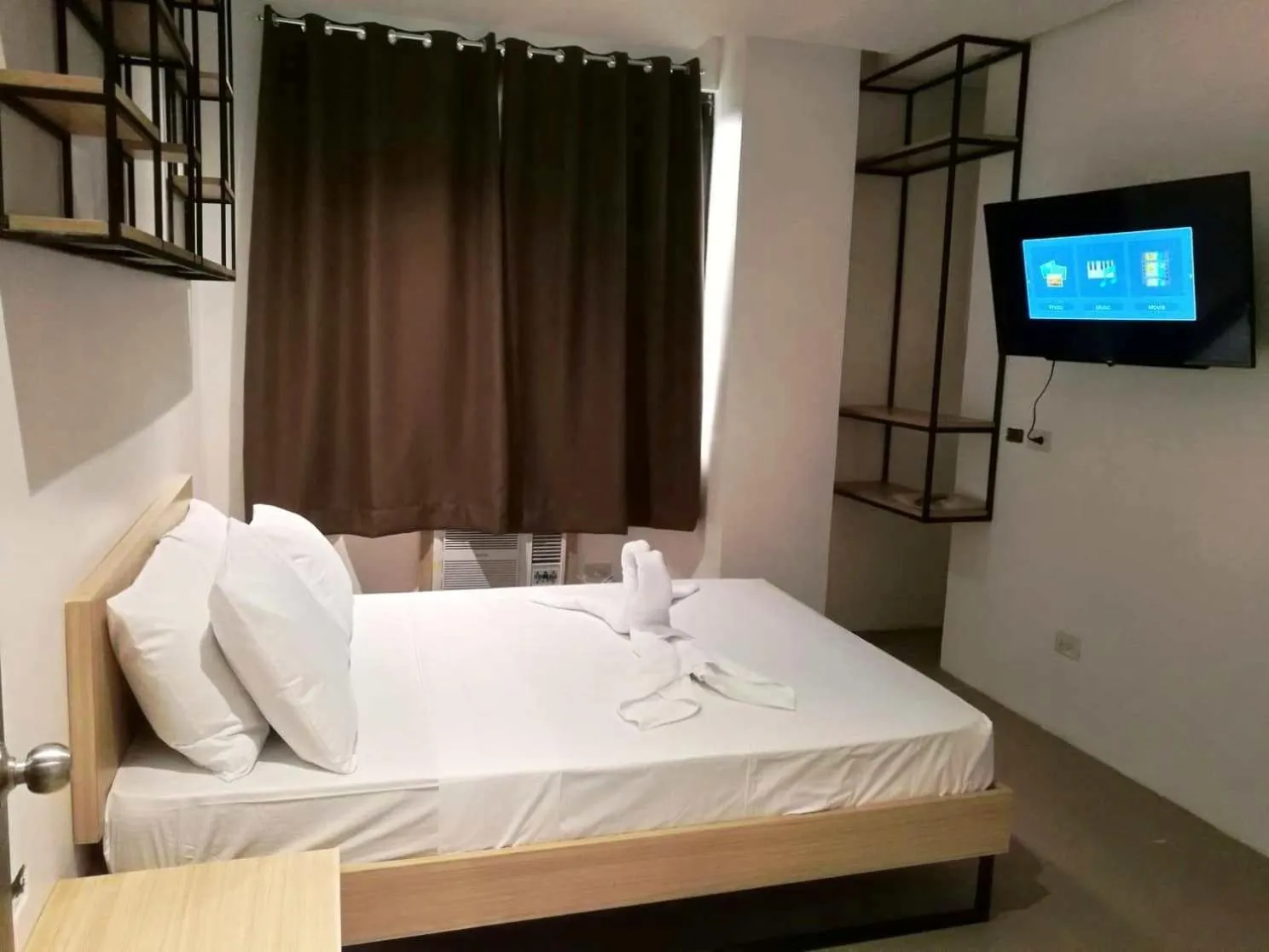 TV and multimedia, Bed in Hotel Rupert A Baler