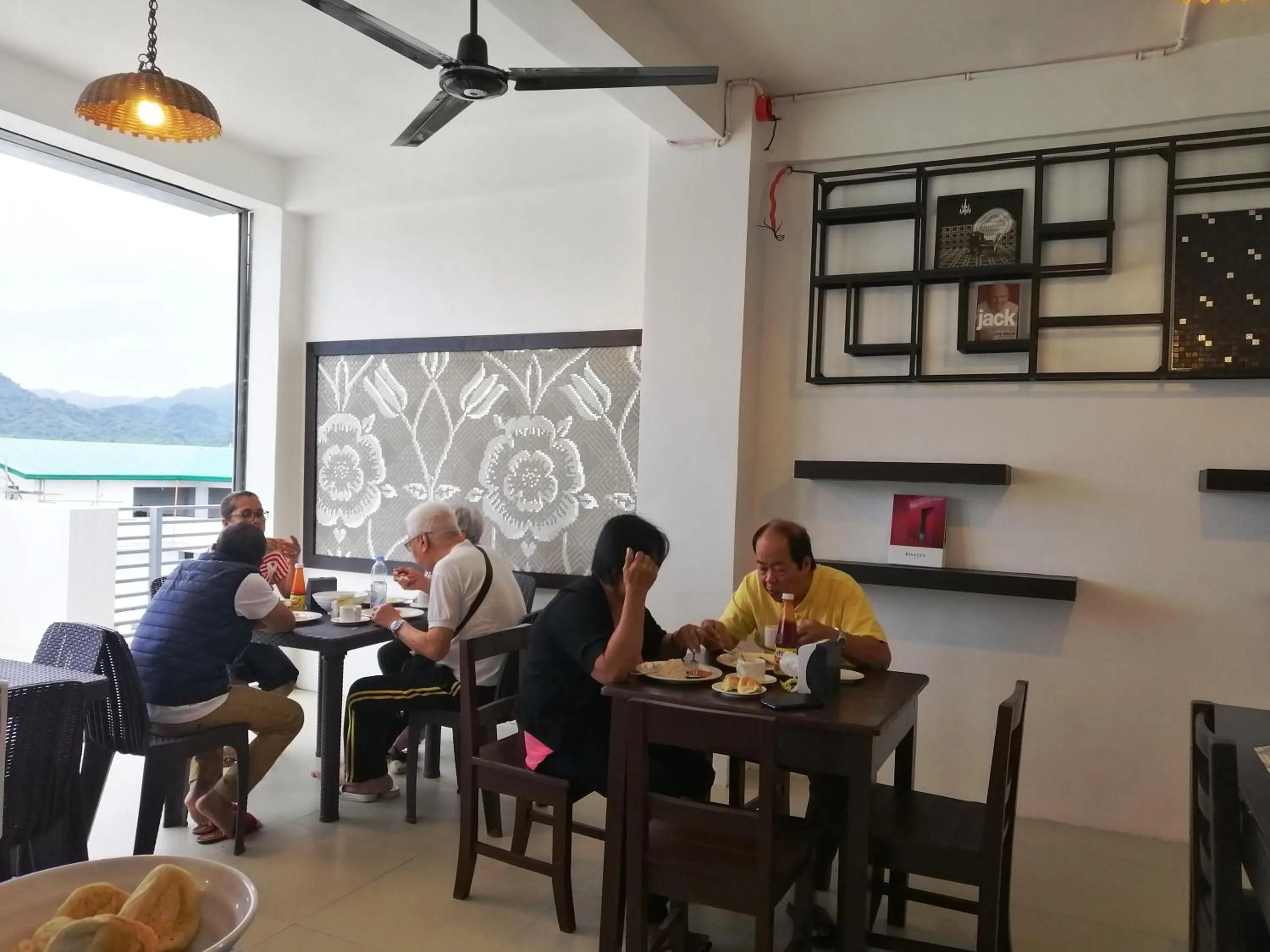 Restaurant/places to eat in Hotel Rupert A Baler