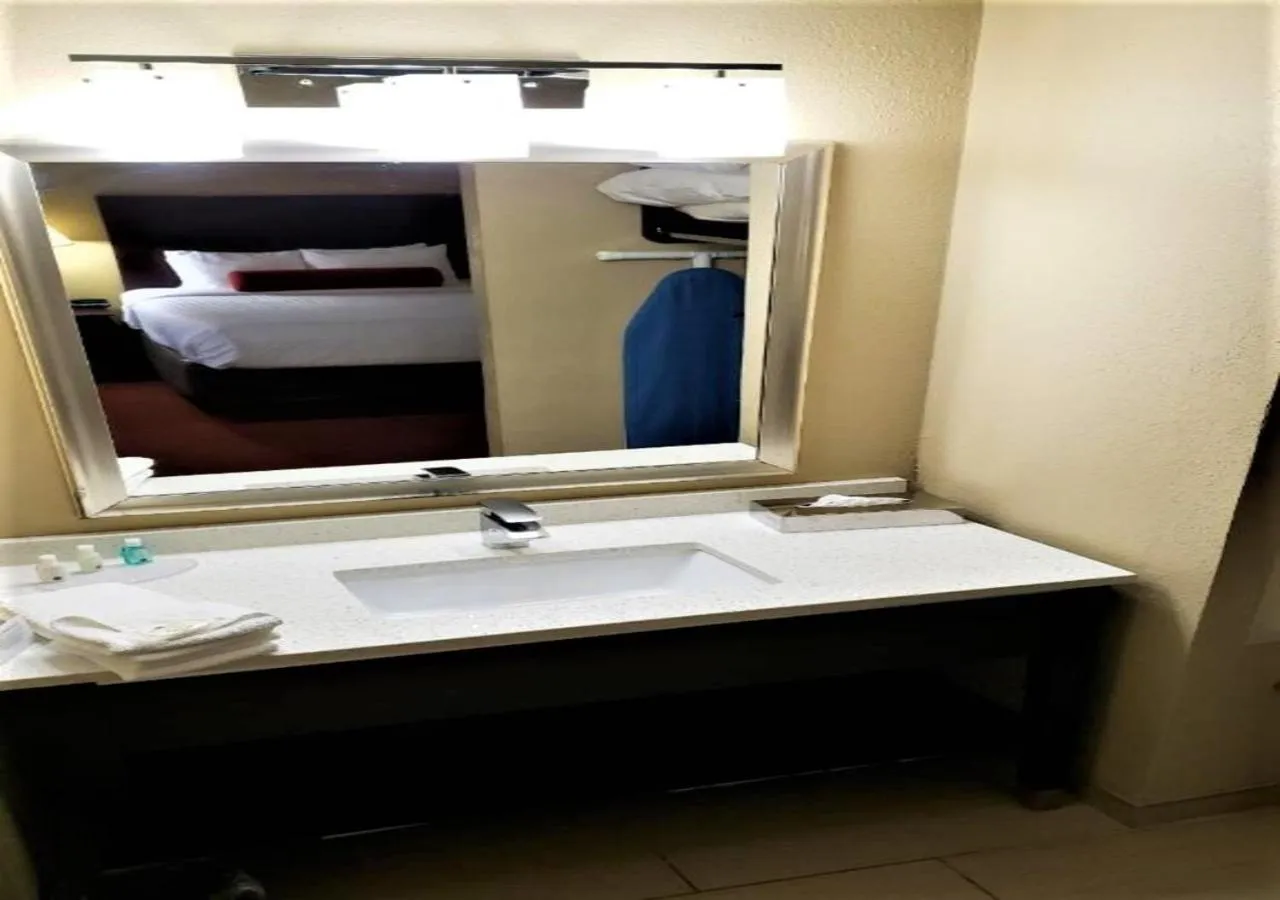 Bathroom, Bed in Quality Suites Nashville Airport