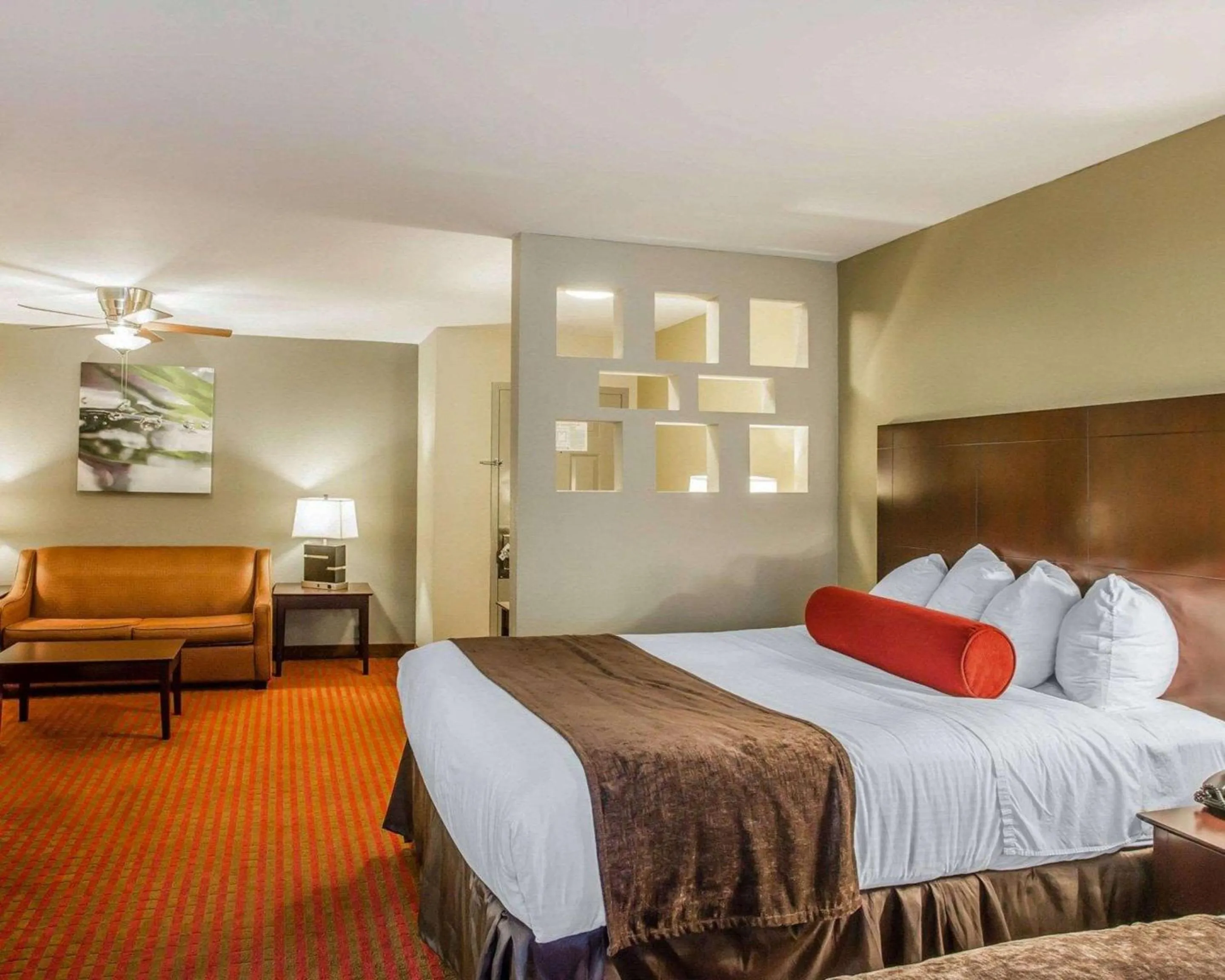 Photo of the whole room, Bed in Quality Suites Nashville Airport