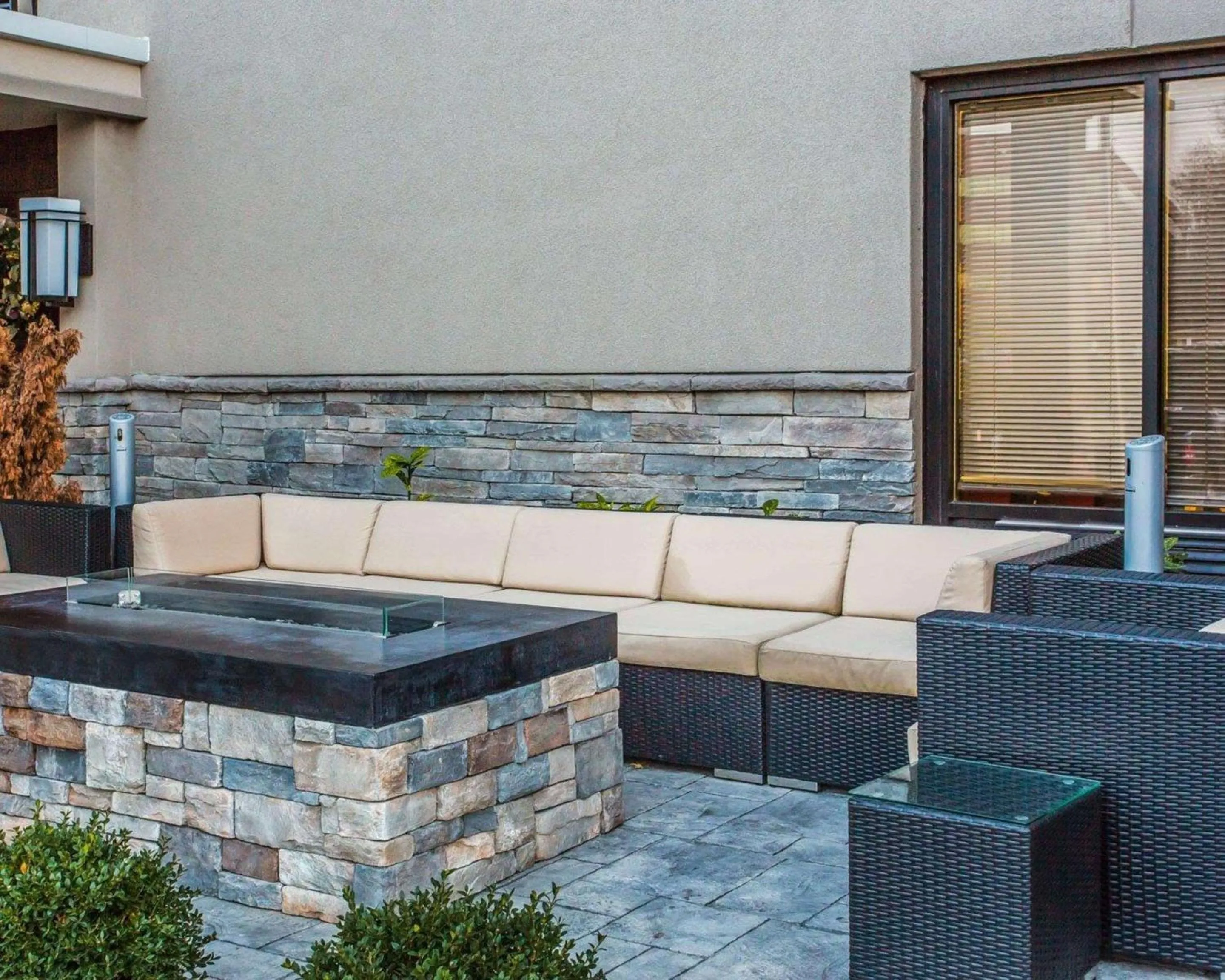 Property building in Quality Suites Nashville Airport