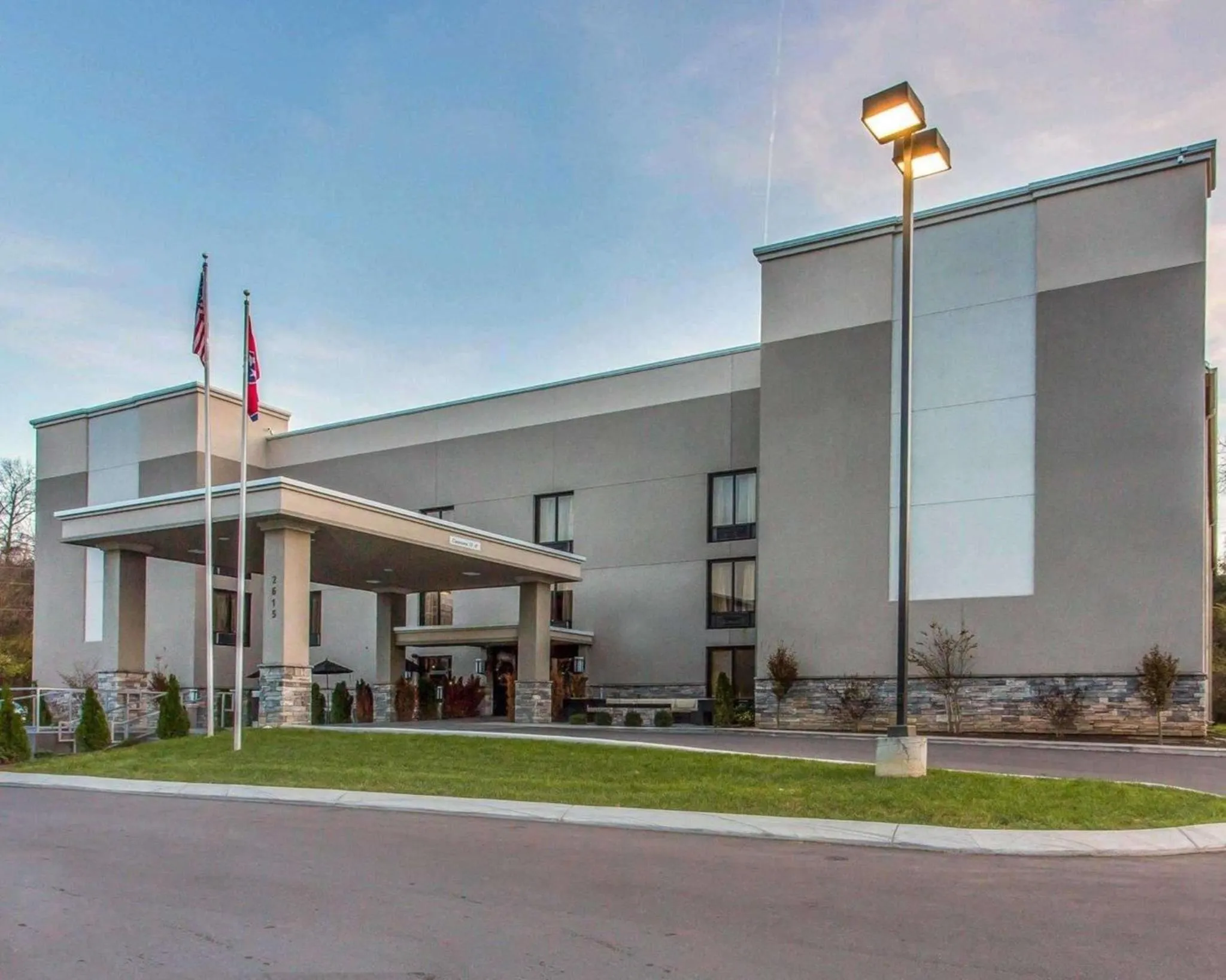 Property building in Quality Suites Nashville Airport