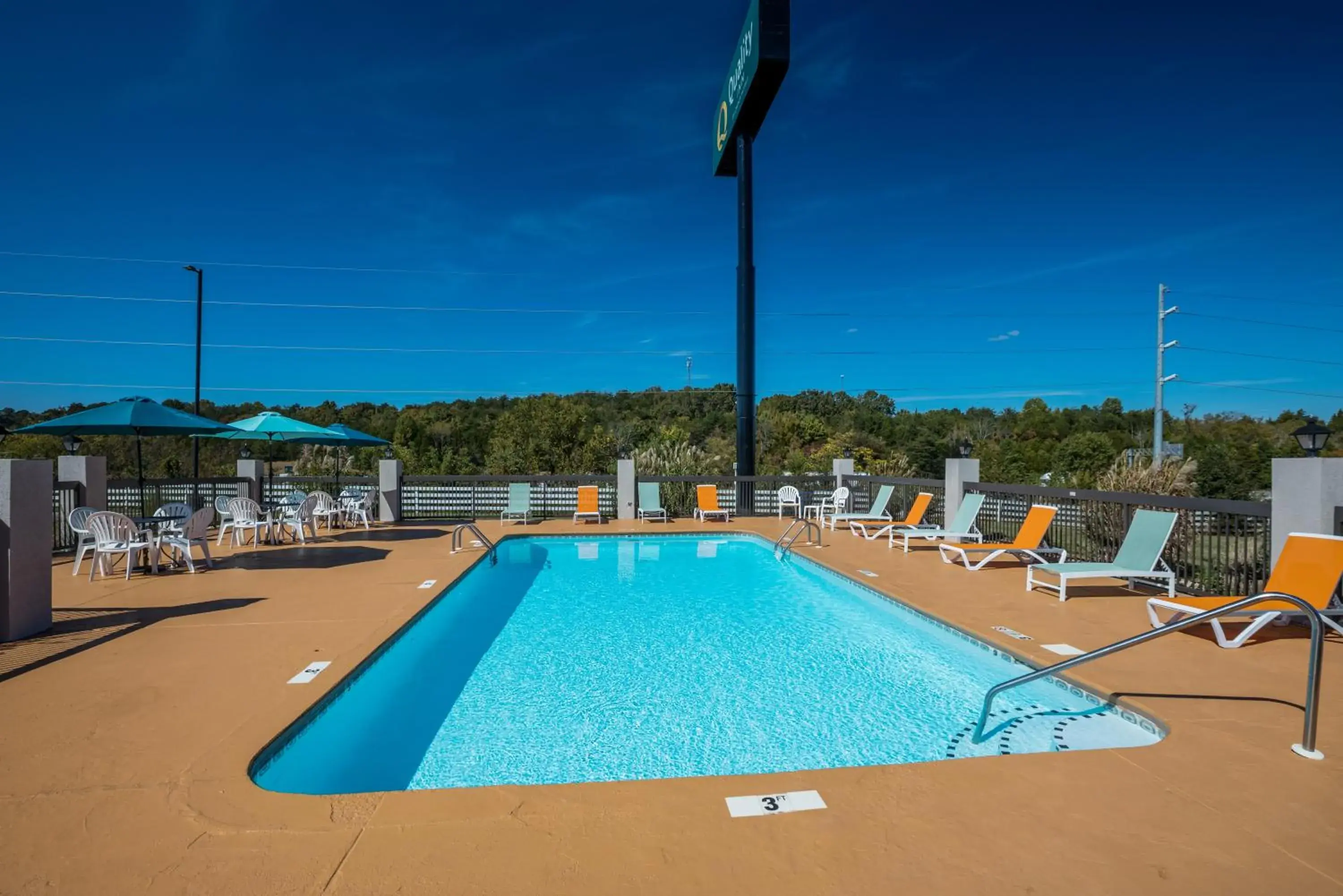 Swimming pool in Quality Inn Dandridge Swimming pool in Quality Inn Dandridge