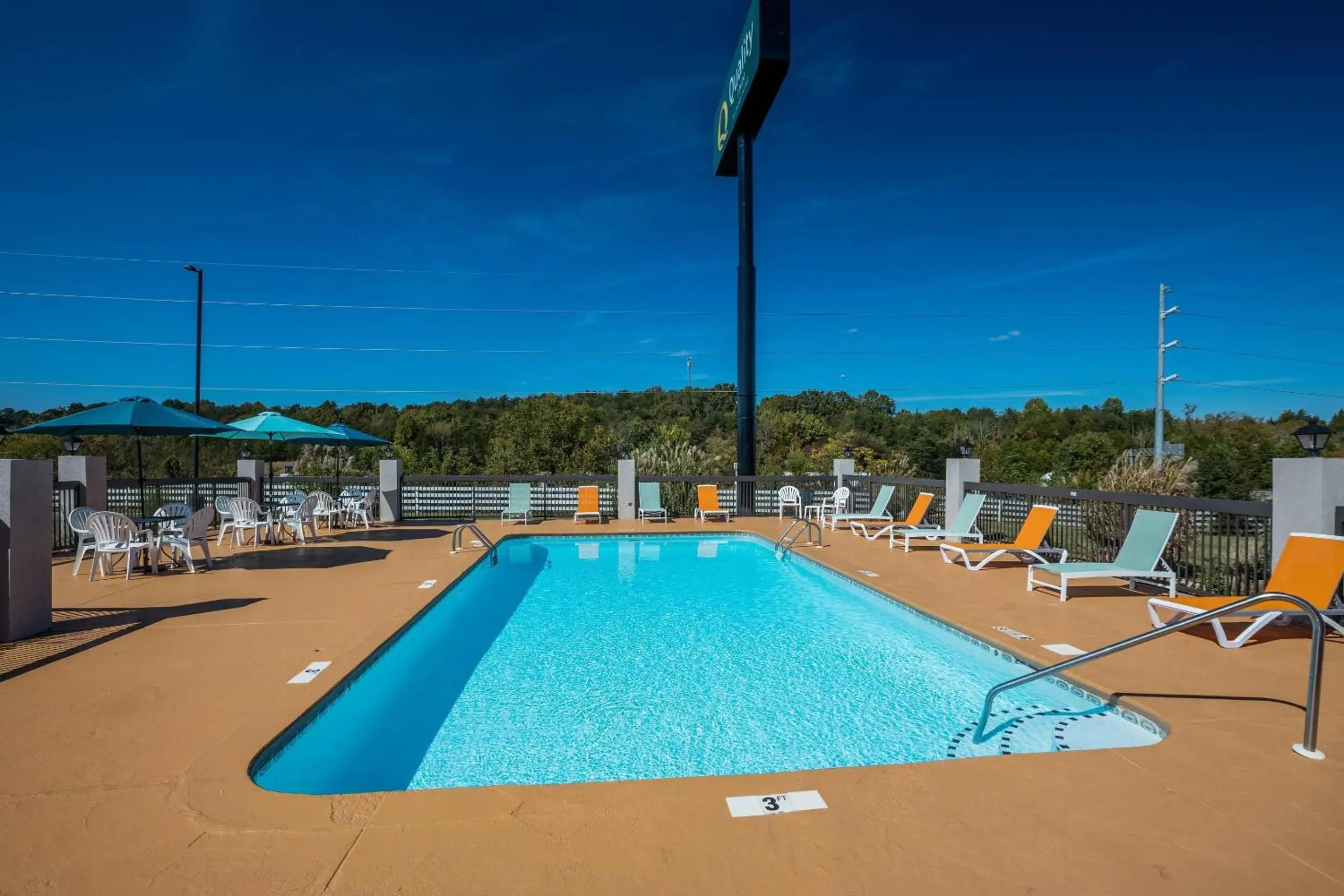 Swimming pool in Quality Inn Dandridge Swimming pool in Quality Inn Dandridge