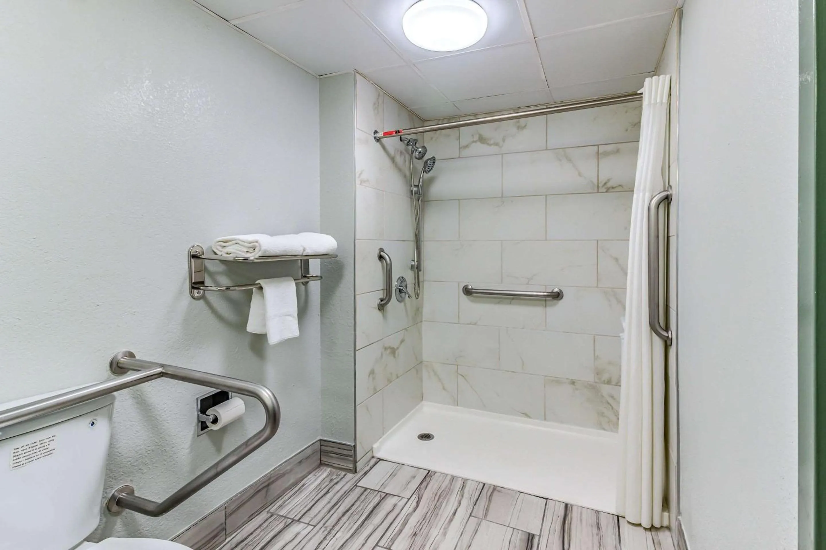 Bathroom in Quality Inn Goodlettsville