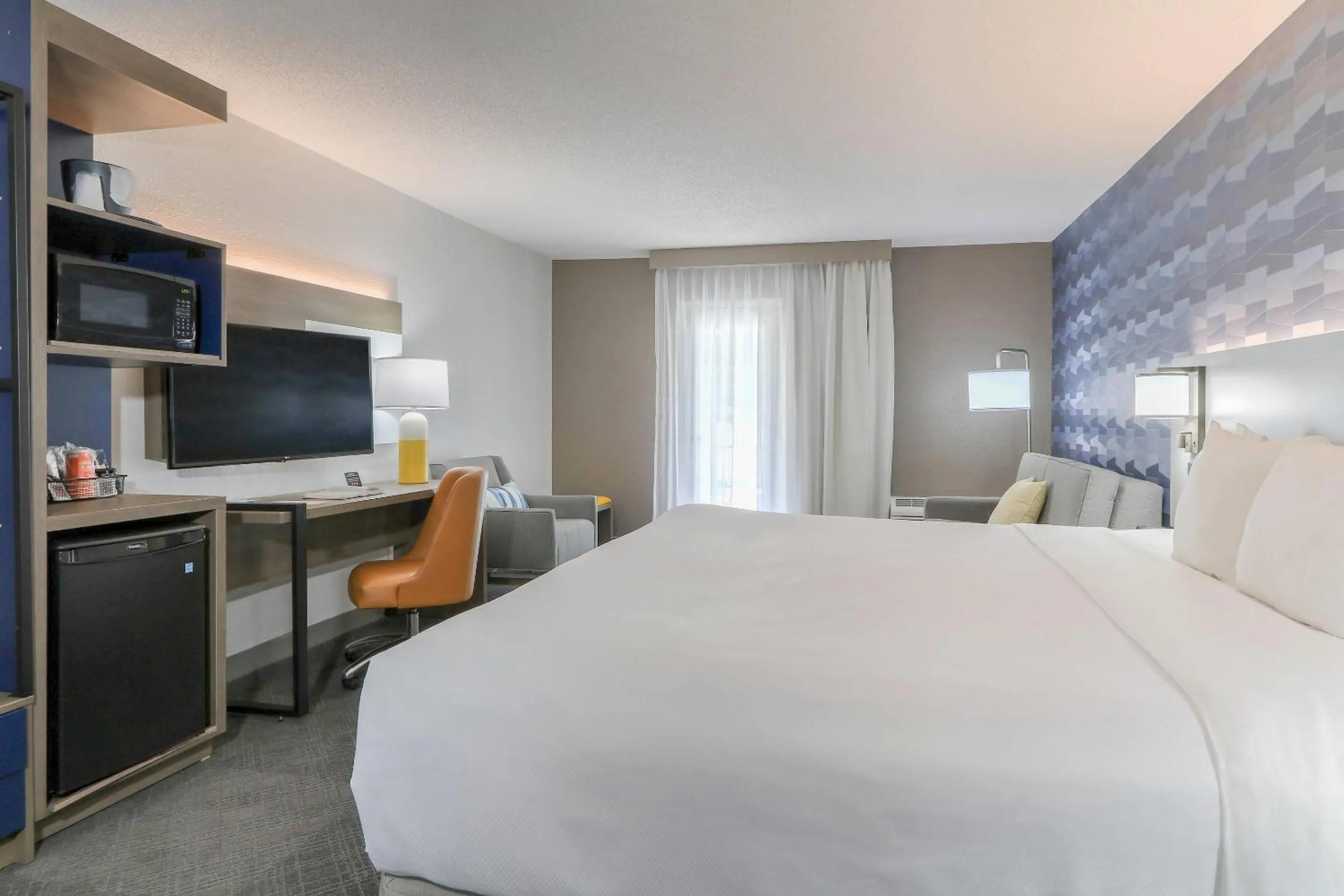 Bedroom, Bed in Comfort Inn & Suites at Dollywood Lane