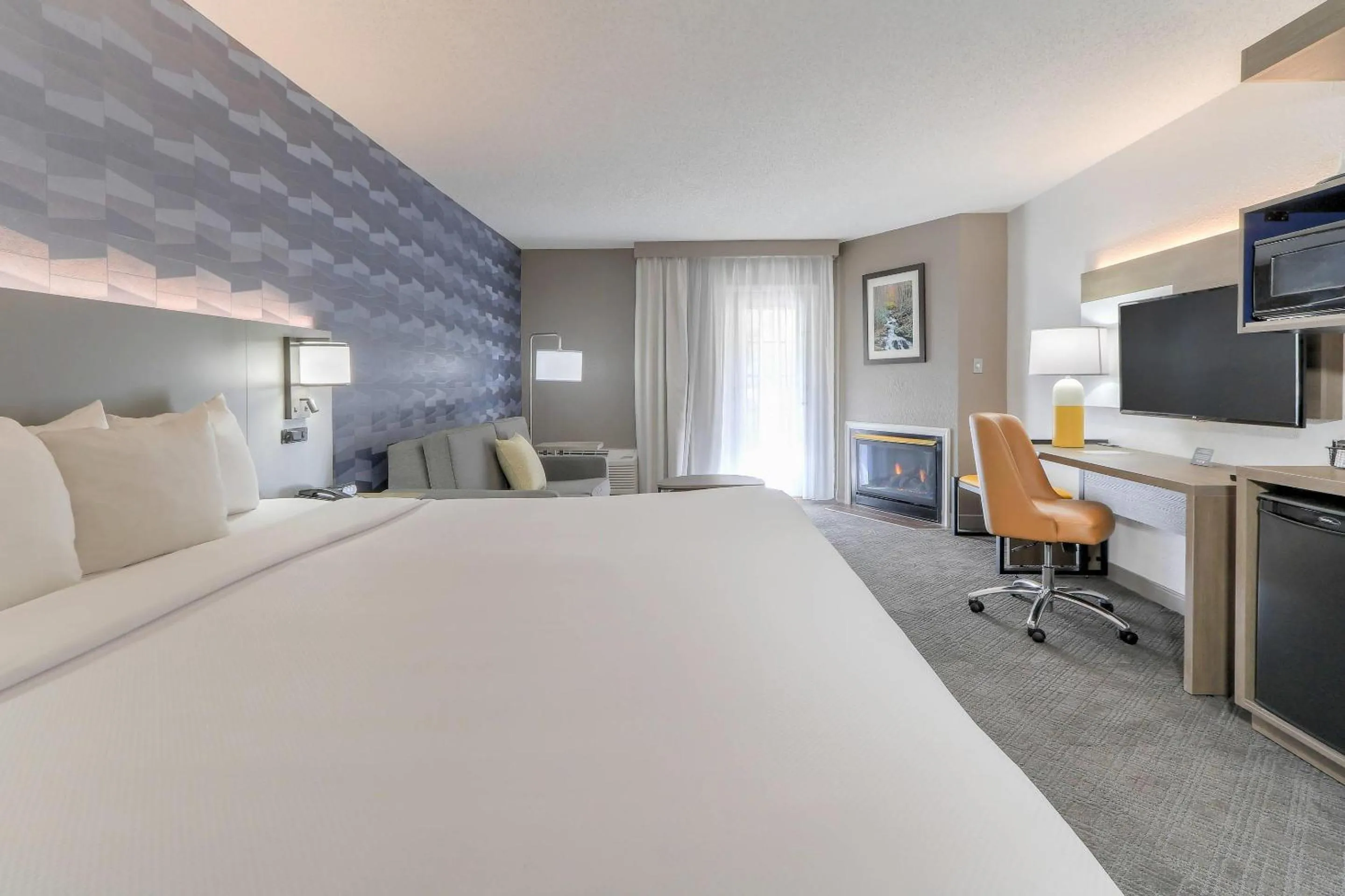 Bedroom, Bed in Comfort Inn & Suites at Dollywood Lane