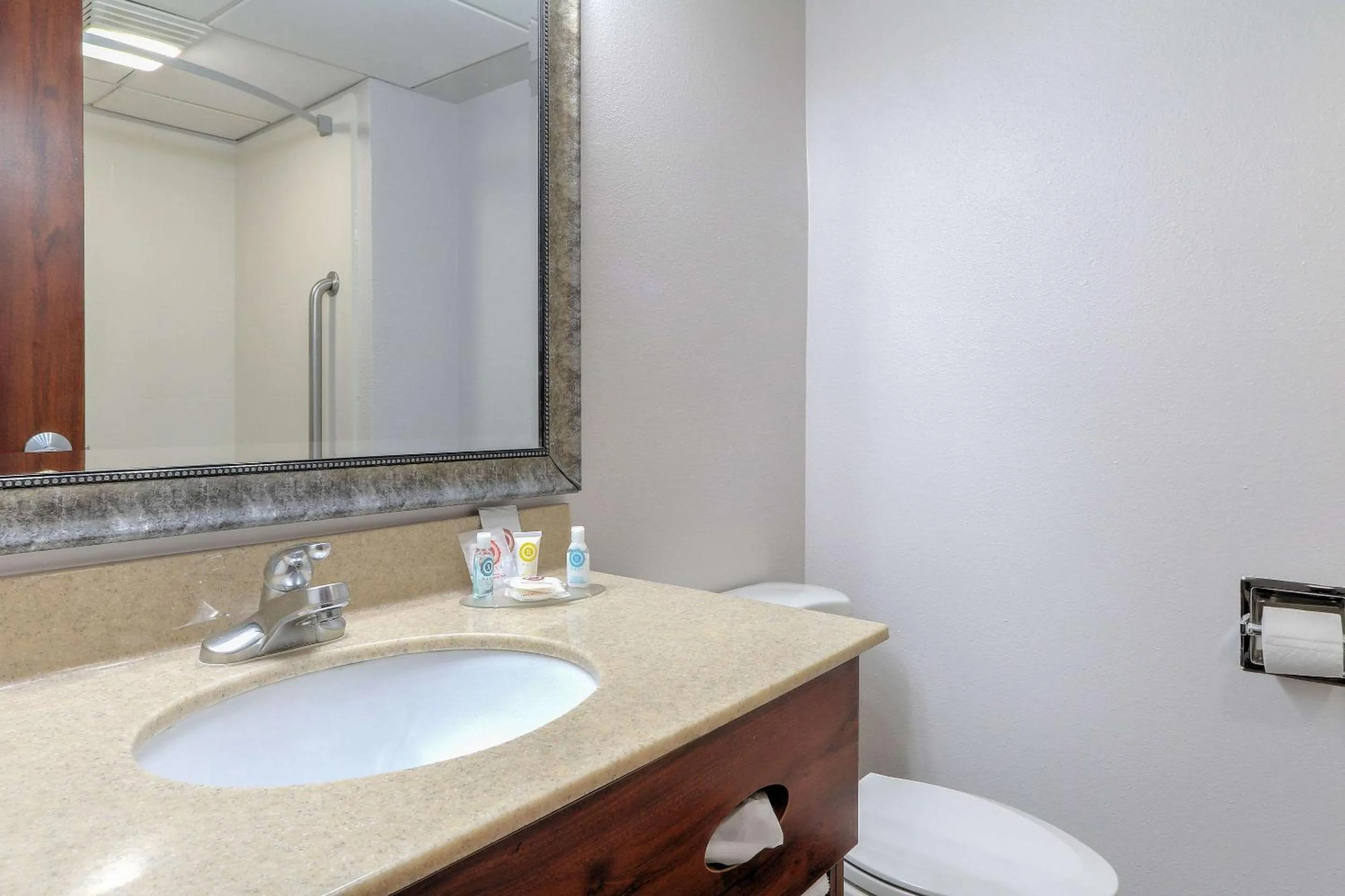 Bedroom in Comfort Inn & Suites at Dollywood Lane