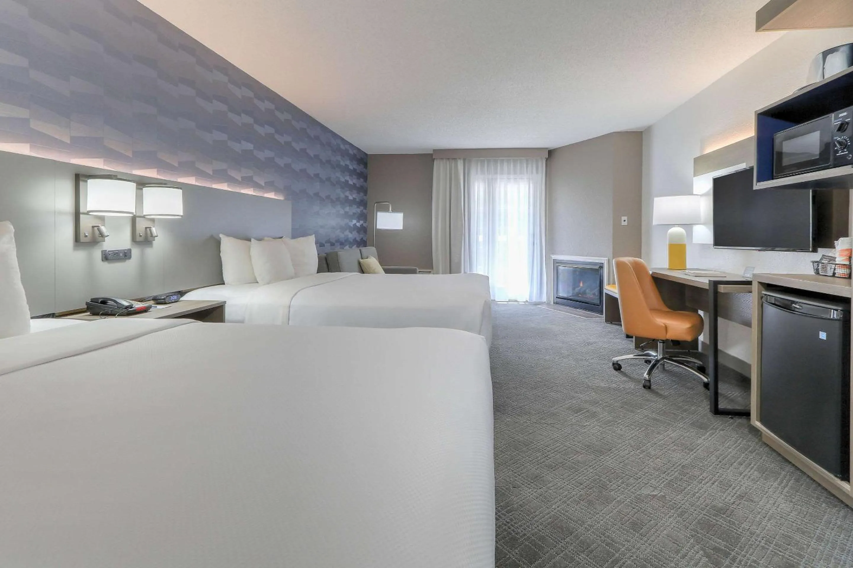 Bedroom, Bed in Comfort Inn & Suites at Dollywood Lane