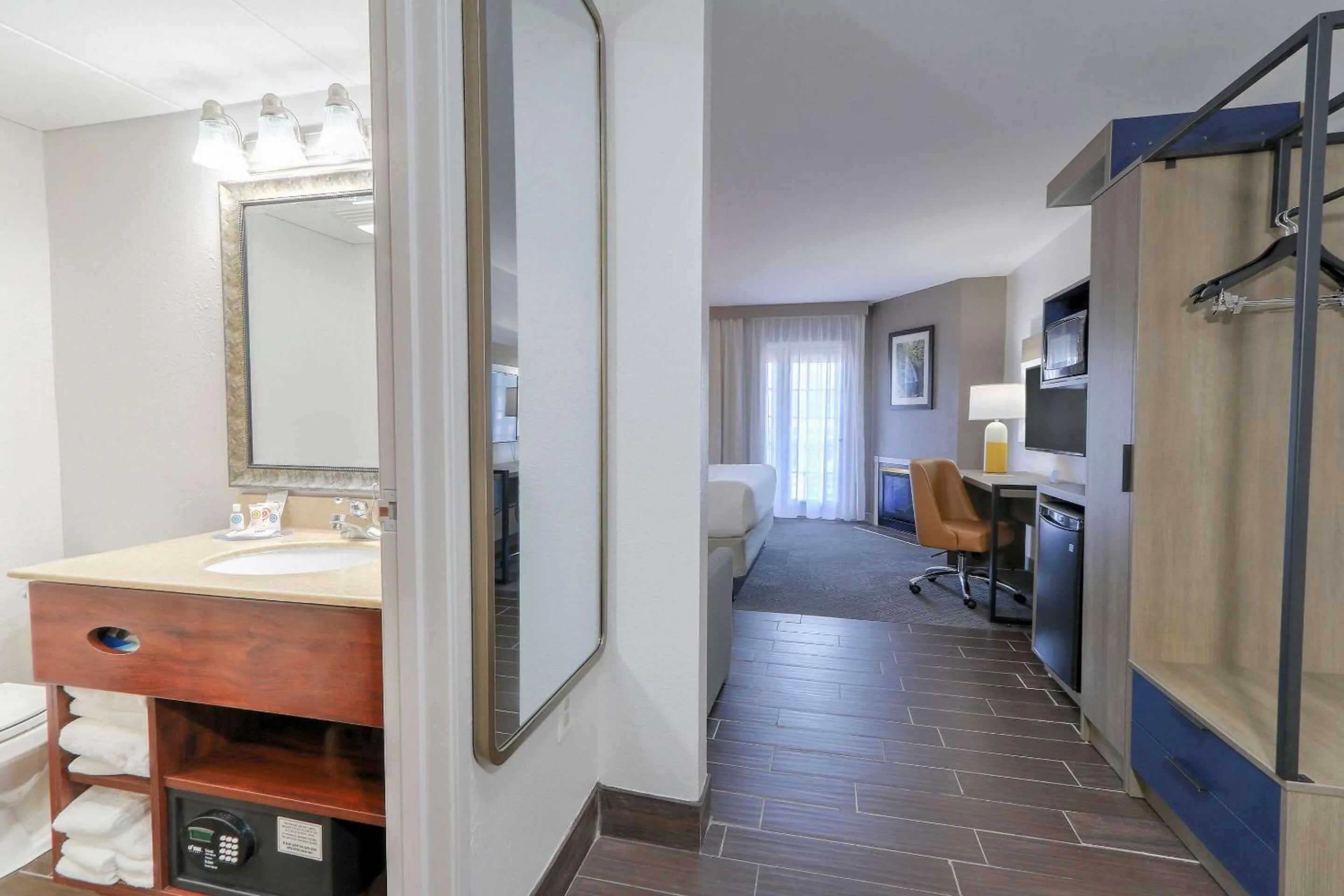 Bedroom in Comfort Inn & Suites at Dollywood Lane