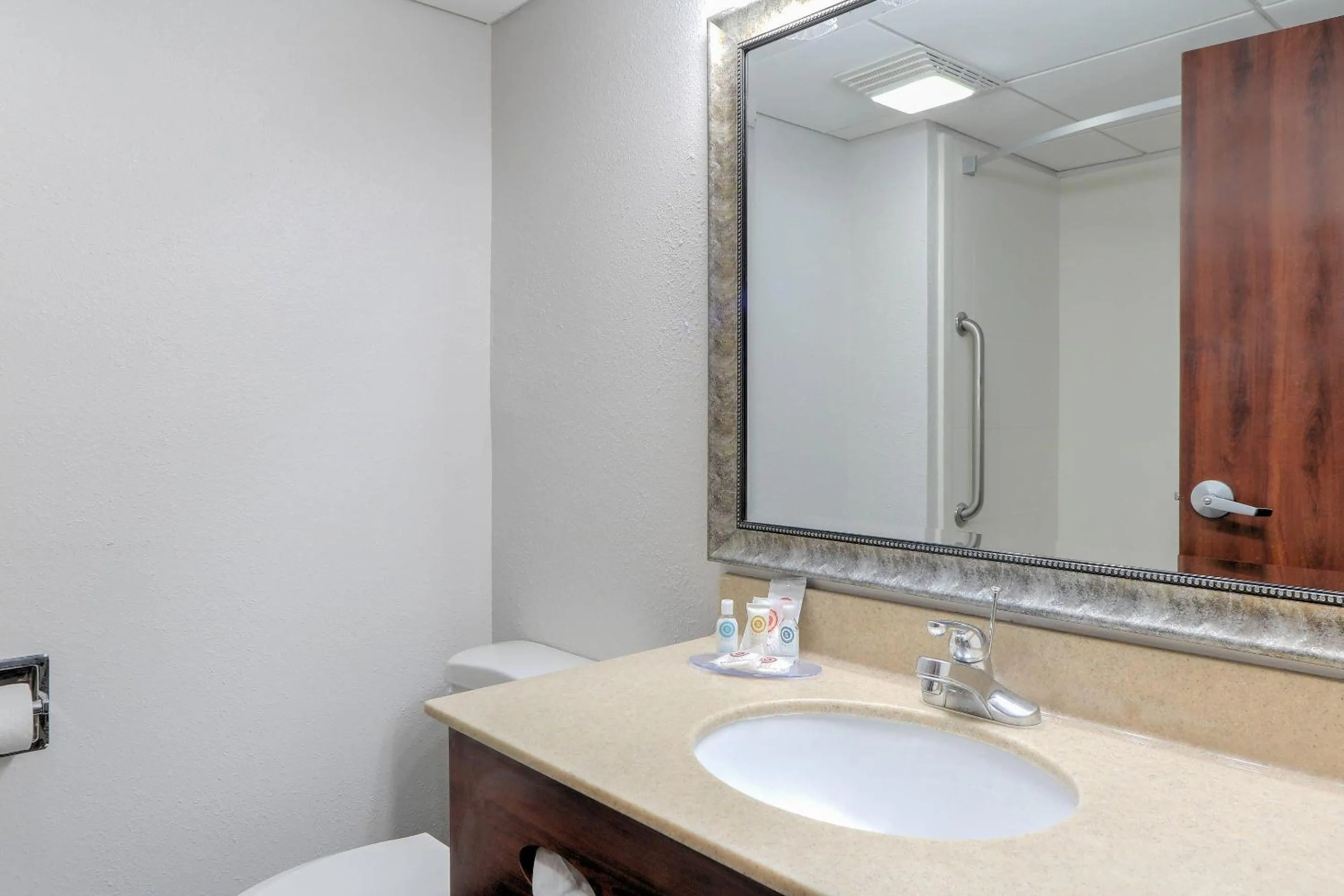 Bedroom in Comfort Inn & Suites at Dollywood Lane