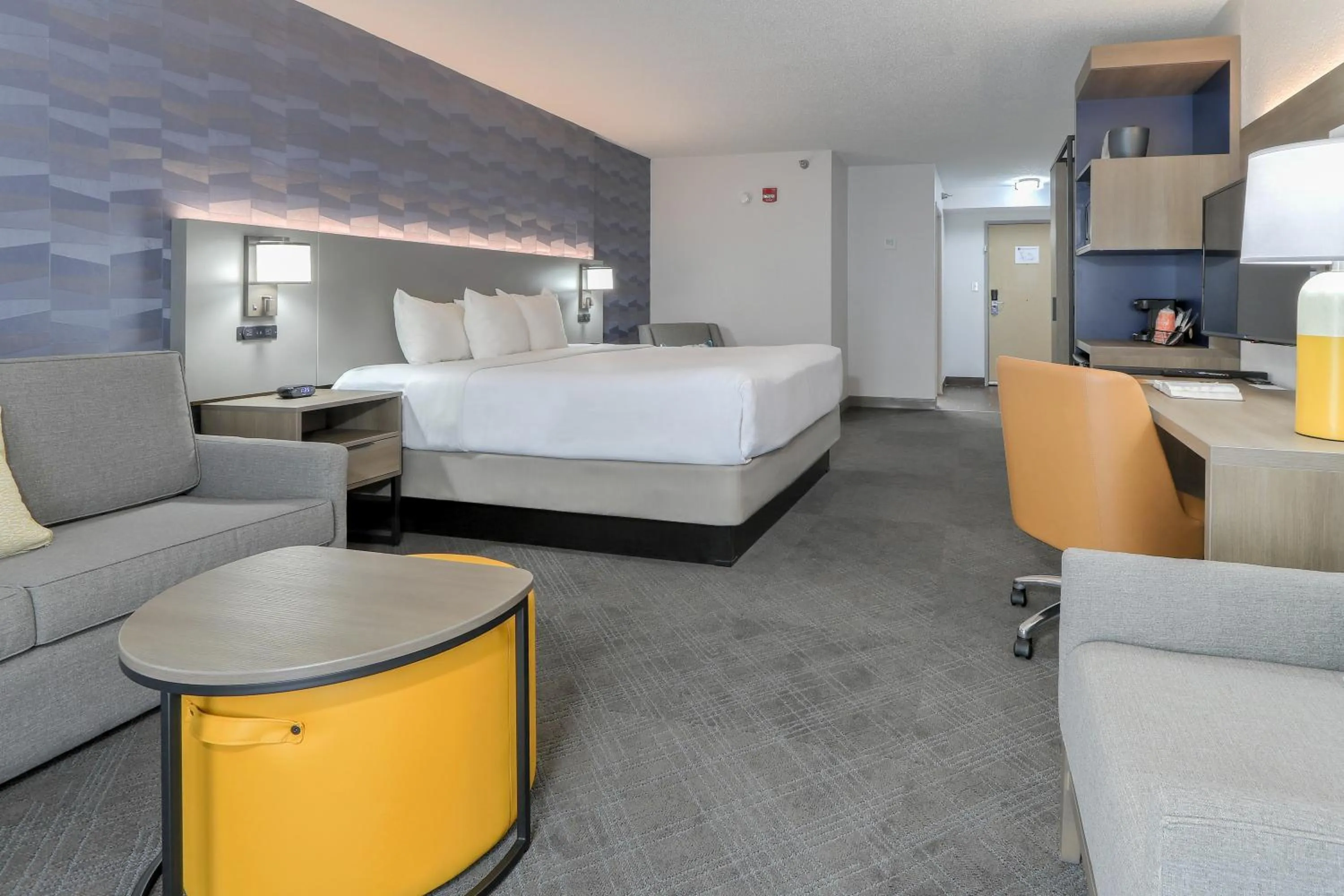 Seating area, Bed in Comfort Inn & Suites at Dollywood Lane