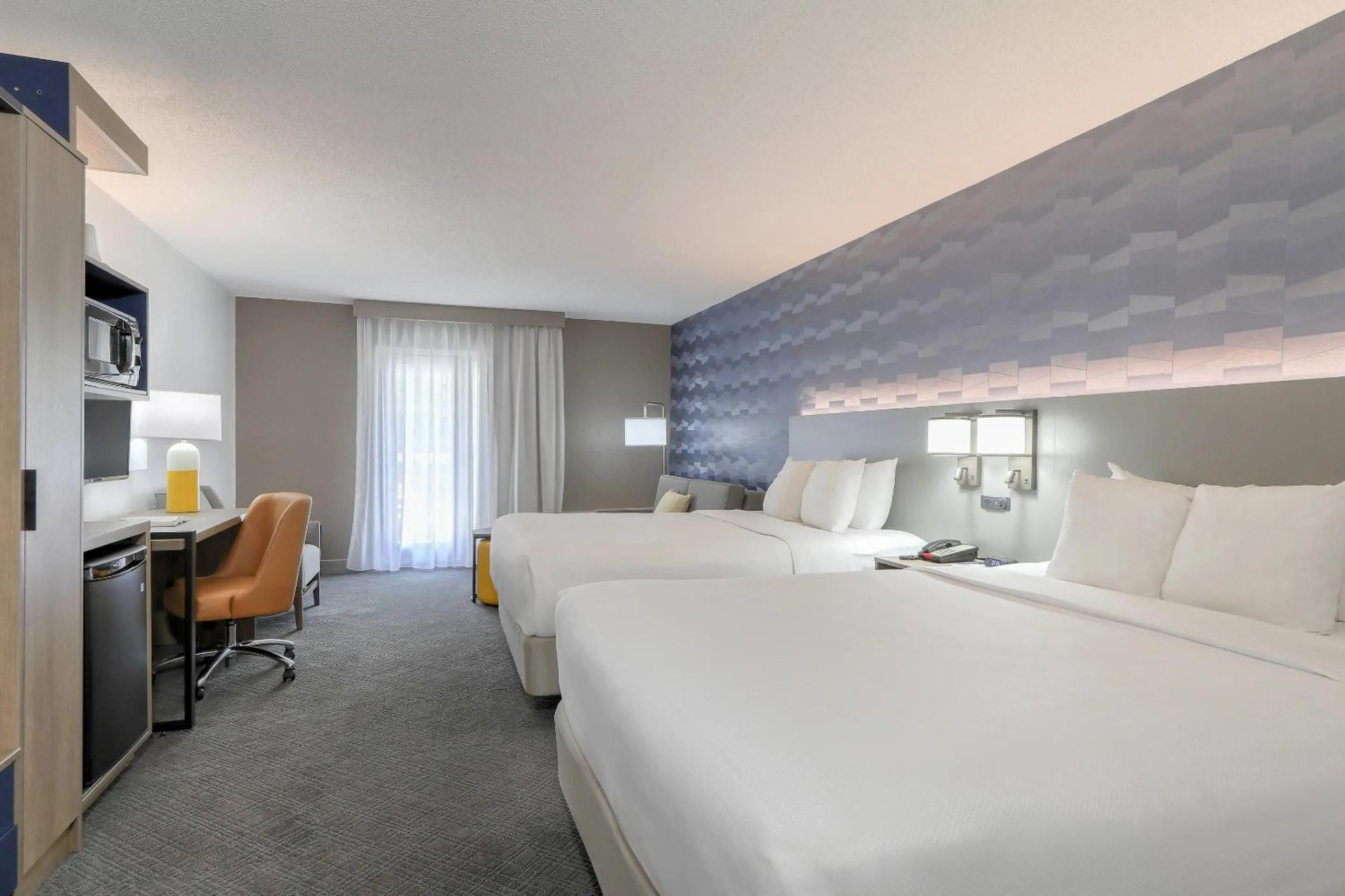 Bedroom, Bed in Comfort Inn & Suites at Dollywood Lane